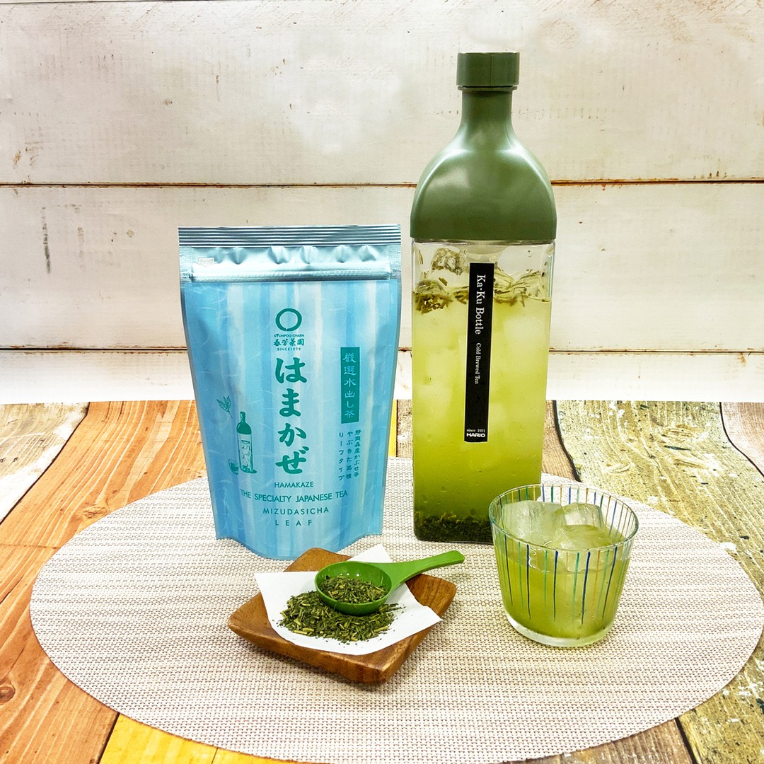 急に暑くなりました！暑い日には、水出し緑茶が本当に美味しいですね！！水出し緑茶を味わうならは「はまかぜとフィルターインボトルセット」が大人気です。（容量750ml）そして今年の夏は、フィルターインボトルを容量を大きくして、割れない素材で製造された「フィルターインカークボトル」（容量1200ｍｌ）のお得なセットをご用意しました！！水出し緑茶「はまかぜ」160g詰＆フィルターイン カークボトルセット通常価格税込3,730の品　　↓セット特別価格　税込3,250円徳用抹茶入玄米茶200g詰＆フィルターイン カークボトルセット通常価格　税込3,398の品　　↓セット特別価格　税込2,990円通常フィルターインカークボトルだけで購入すると税込2,750円なのですが、当園の水出しがおすすめのお茶とセットで大変お買得で購入するができるようにいたしました！！「はまかぜ」を使って水出し緑茶を作ると500mlあたり、約30円で抽出することができ、カフェインレスで美味しい水出し緑茶を味わうことが出来ます！！経済的で美味しい日本茶をぜひおしゃれに味わってください！！******ハッシュタグ