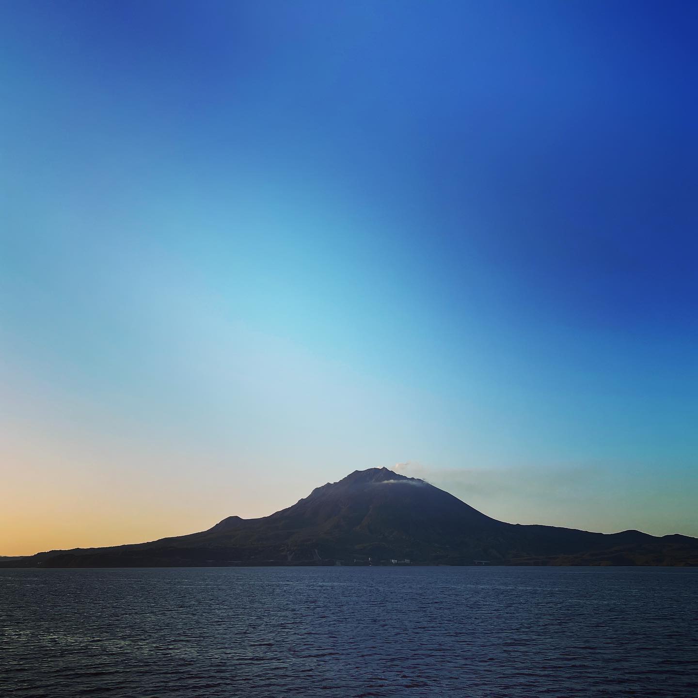 美しい桜島です素晴らしい新茶を生み出すのは自然の力と人の力そして素晴らしいご縁多くの幸運と努力が重なりあって生み出されることを今回も五感で体感しました！！まだまだ仕入れはこれからですが感謝の心を大切に精一杯テイスティングをおこなっていきます！！