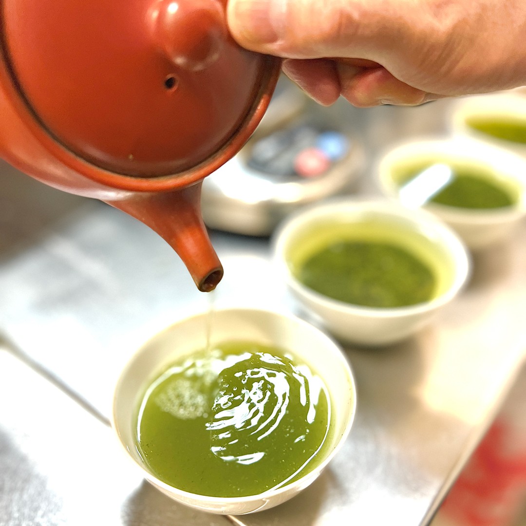 毎日、全国から新茶の荒茶（農家段階のお茶：茎や粉が一緒の状態）や仕上げ茶（煎茶・粉、茎を除いたお茶）が入ってきております！！テイスティングを繰り返しておりますが、今年も喜ばれる美味しい新茶をお届けできそうです！！詳細はブログをどうぞ！https://syunpou.com/blogs/diary/20220428