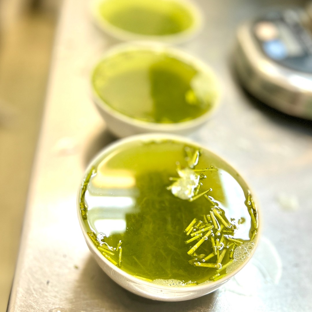 5月8日より限定新茶のお渡しがスタートしましたが、人気NO.1の特蒸し茶「ひととき」の新茶の発売がやっとスタートしました！！限定新茶は別格に高品質な茶葉を特別に詰めております。予約でしか購入ができない特別な新茶です。特蒸し茶「ひととき」は飲みやすさとやわらかな甘みのあるお茶で、茶葉が本当に細かめですが、3回目まで良く味の出る人気のお茶です！この人気茶「ひととき」の入った静岡と鹿児島と八女の３大産地の飲みくらべセットを特別価格で販売いたします！！今だけの限定セットです！ぜひお楽しみください！！詳しくはブログからどうぞ！https://syunpou.com/blogs/diary/20220510
