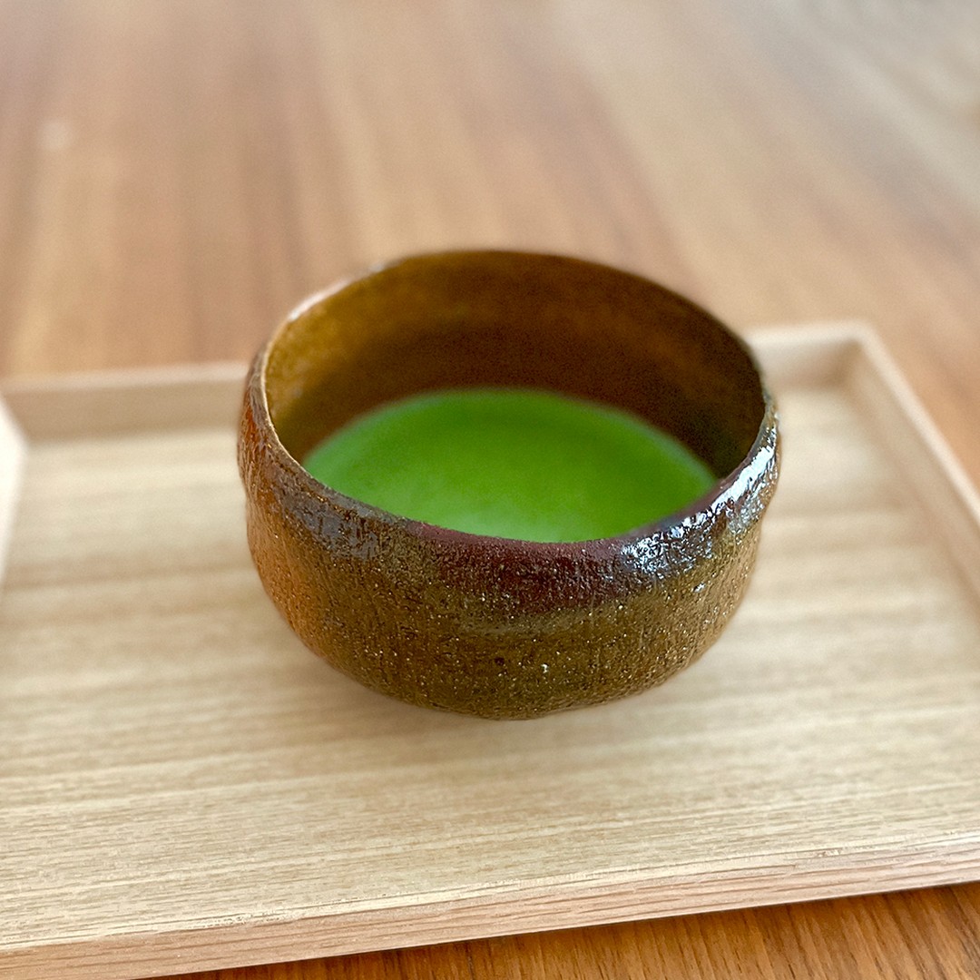 今日は、抹茶からスタートです！6月に後藤は「茶事（ちゃじ）」がありますので、しっかりお稽古しなければなりません。私は裏千家茶道をまなんでいるのですが、茶事は炭から始まり、茶懐石、濃茶、薄茶を味わう茶会のことです。茶道の醍醐味は「茶事」にあり、私は茶事を楽しみために、お稽古をすると考えています。美味しい茶懐石から濃茶、薄茶と進み、亭主とお客様と対話とその日の季節や天候や気働きでその空間を味わうのが「茶事」です。ちょっとしたお弁当とお茶でも「茶事」をすることができます。私は気軽にでも「茶事」をすることができる「茶人」になりたいと思っています！続きはブログでどうぞ！https://syunpou.com/blogs/diary/20220524