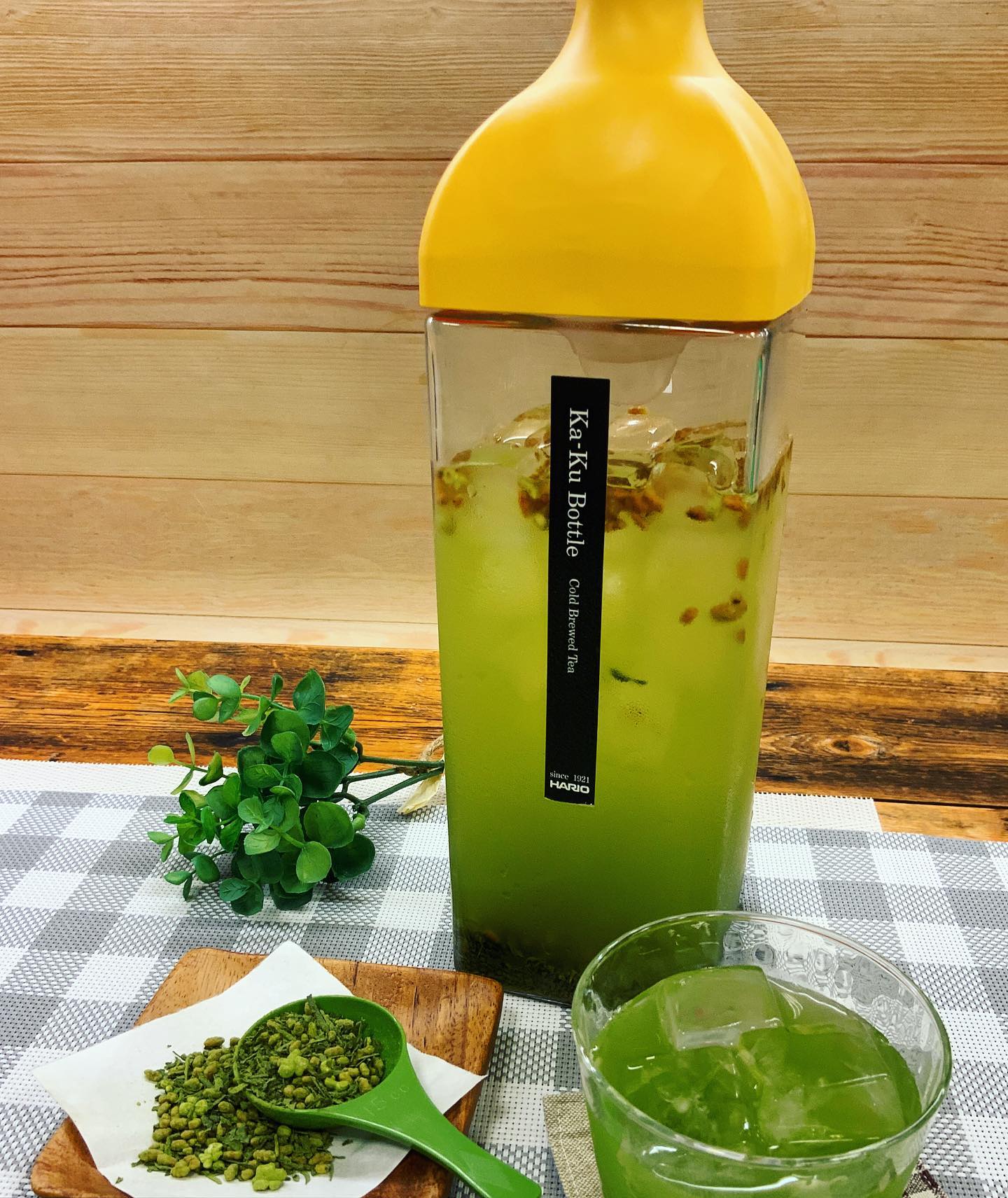 さわやかな新茶の季節も過ぎ…すっかり暑くなってきました当店では、今年も冷たいお茶をどんどんお勧めしていきます️イチオシは、玄米が香ばしい抹茶入り玄米茶の水出し茶今年初登場のカークボトルと合わせて、夏を乗り切る必需品にいかがですか