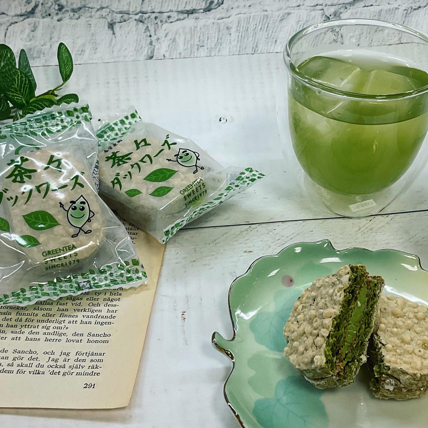 ５月もあっという間に終わりに近づいてきました新茶でお店もバタバタでしたが、ここらでちょっと一息…茶々ダックワーズと冷たいお茶でティータイム美味しい至福の時間です🫖一息入れて、夏に向けての準備もスタートです