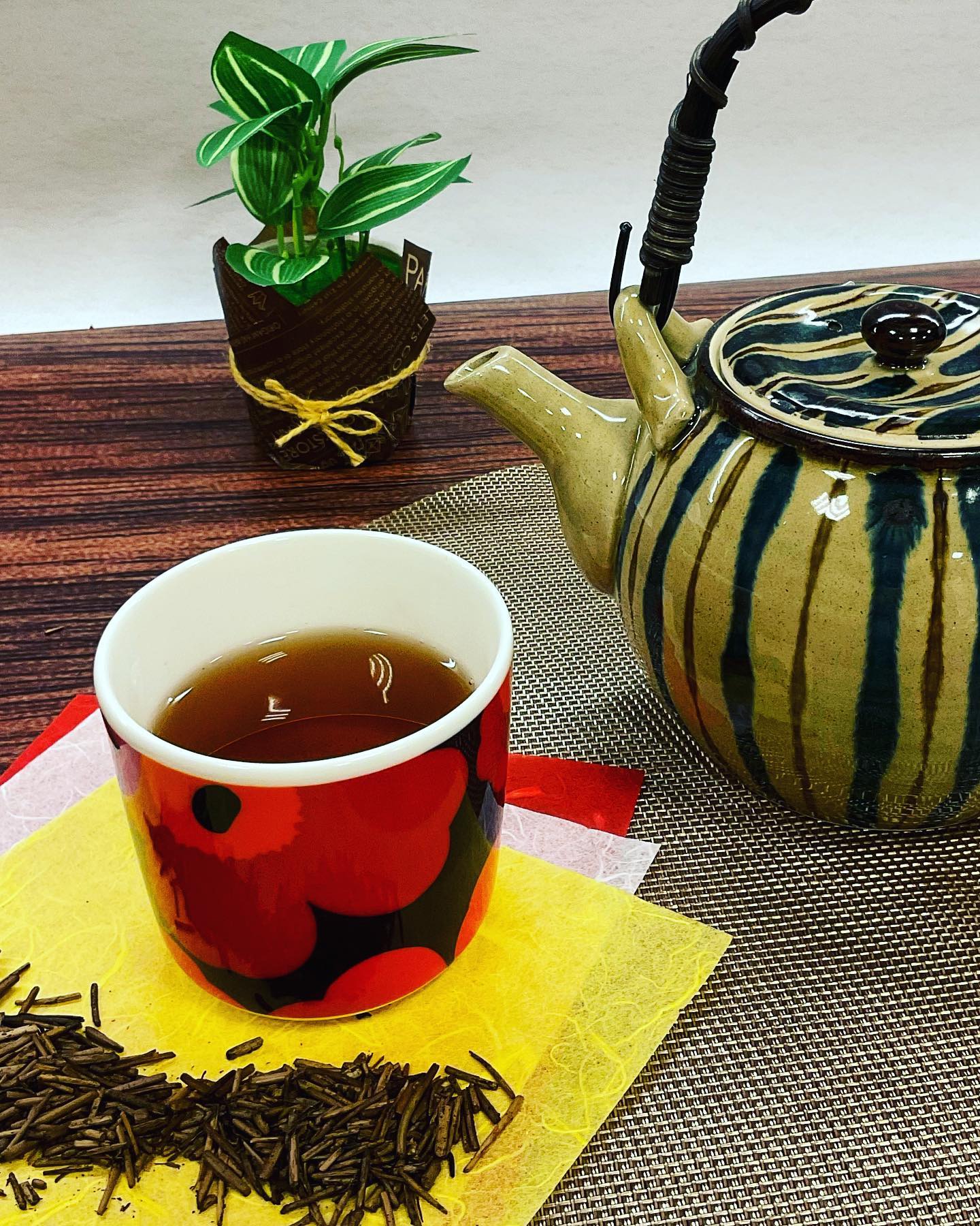 いよいよ梅雨に入ってしまいました️なんだか肌寒くもあり…そんな日は、温かいお茶ですお店でほぼ毎日炒りたてのほうじ茶がオススメです️香ばしい香りに癒されて、心ほっこり…お茶でリラックスです