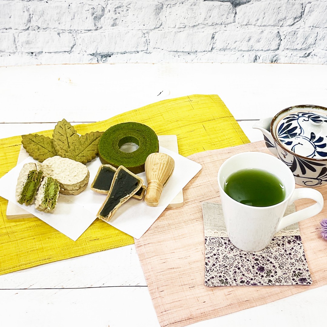 今日はお茶のお稽古に行ってきました！久しぶりに茶事の予定があり、その準備と稽古を積み重ねております。コロナになり、やり方も変わってきていますが、茶道にはさまざまな魅力があります。その一つとして、お茶を味わうときの「お茶菓子」があります。お茶を味わう前に「お菓子をどうぞ」という問答が茶道にはあるのですが、このお菓子とお茶のペアリングが至福の時間をもたらしてくれる一つの大切なポイントだと思うのです。当園にも「濃いお茶に合うおすすめのお菓子」があります。「濃いお茶」というところがポイントで、お茶菓子にすべてお茶が入っているので、お茶が濃くないとお茶菓子のお茶の味に負けてしまうのです（笑）【お茶菓子セットコレクション】はこちら！https://syunpou.com/pages/sweets-tea-7sets*****ハッシュタグ