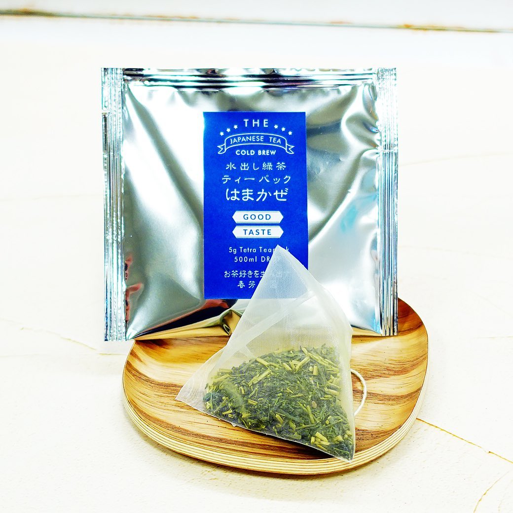 毎年夏は「水出し茶」がとても喜ばれています！なぜ、喜ばれているかと言えば、１　美味しい！２　かんたん！！３　お得！！！だからです！そして大好評いただいている「水出し緑茶　はまかぜティーバック」の一煎パックをプレゼントがスタートいたしました！！実際にマイボトルに氷と水を入れて、作っていただくととても喜ばれるティーバッグになっております！店頭では、実際に「水出し緑茶　はまかぜ」を味わっていただいております！そして数量限定ですが、当園をご利用のお客様に「水出し緑茶　はまかぜティーバック」の一煎パックをプレゼントいたします！ティーバッグでも美味しい水出し緑茶をぜひどうぞ！【水出し緑茶のコレクション】もございます！！ぜひご覧ください！https://syunpou.com/collections/cold-brewed-greentea