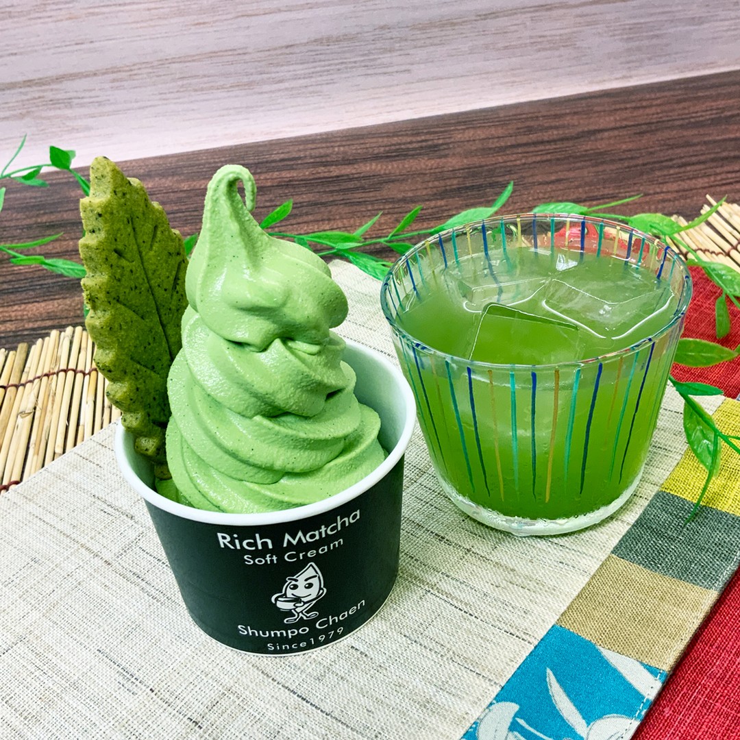全国的に暑くなってきましたね！お中元の注文が増えてきました！やはり夏ということで、「水出し茶セット」や人気茶の3点の大人気セット「三大産地の限定セット」に「お菓子を合わせたセット」が人気です。店頭でもWEBでも自由に組合せいたしますので、お電話やLINEをいただけると幸いです！WEBでご注文いただけると事前に準備もできますし、割引クーポンをご利用いただき、店頭受取、店頭支払いもできます！ぜひご利用ください！！最近の夏ギフトは、7月にお中元を贈るというよりは、夏のご挨拶ということで、6月末～7月いっぱいまで、お中元というのしを付けずに贈り物を送るお客様が増えたと思います。そして帰省のお土産のご利用が本当に多いです。水出し茶はお店でおもてなしで味わうことができますし、茶々クッキーは、濃厚抹茶ソフトをご注文いただけると付いてきます！ぜひ濃厚抹茶ソフトを味わいながら、お中元や夏ギフトをお探しいただけると幸いです！！詳しくはこちら↓https://syunpou.com/blogs/diary/summer-gifts*****