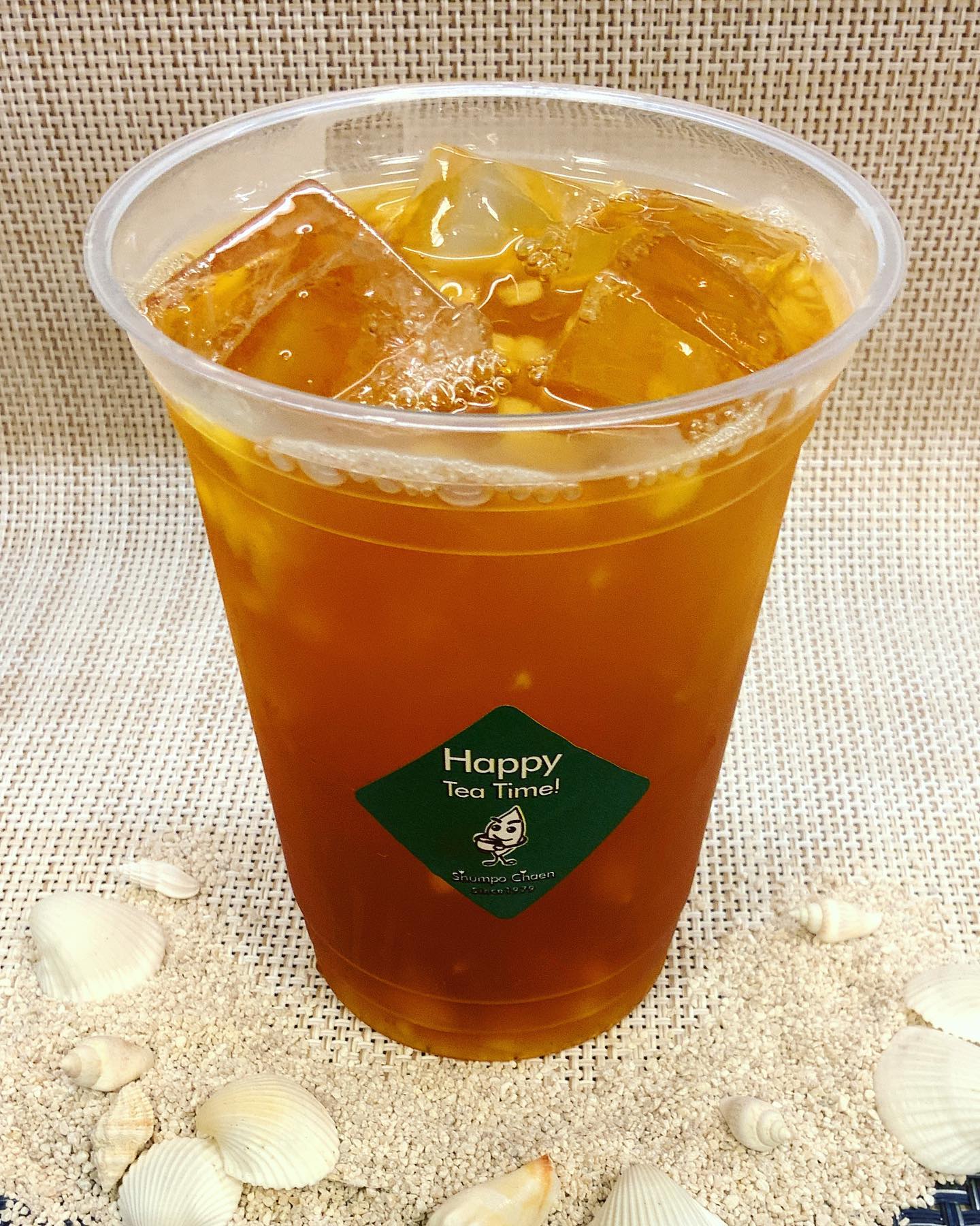 ついに…️完成いたしました🤗新商品プレミアム和紅茶を使ったしゅんぽうカフェ新メニュー７月１日より販売開始『パイナップルレモンティー🍋』夏にピッタリのトロピカルな味わいですクラッシュしたパイナップルを楽しみながら、ほんのり甘いレモンティーを楽しめるドリンクになっております️７月１日からです️️ぜひぜひ、よろしくお願いいたします‍♀️