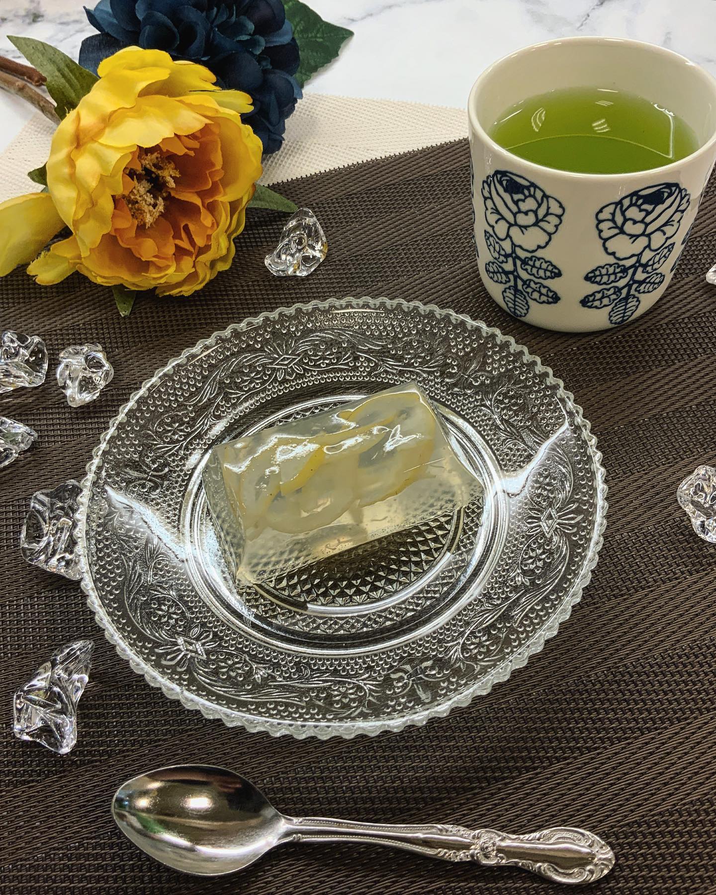 今日は七夕ですねちょっと涼しげに…、きらきら輝く「湘南ゴールドゼリー」稀少フルーツ湘南ゴールドを皮まで使った、ぷるんと美味しい爽やかなゼリーです意外とお茶合うのがびっくりです夏限定で販売中です※ ※ ※ ※ ※次回インスタライブは、7月15日20時〜ぜひよろしくお願いします🤗今だからこそオススメしたい️新商品も紹介予定※ ※ ※ ※ ※