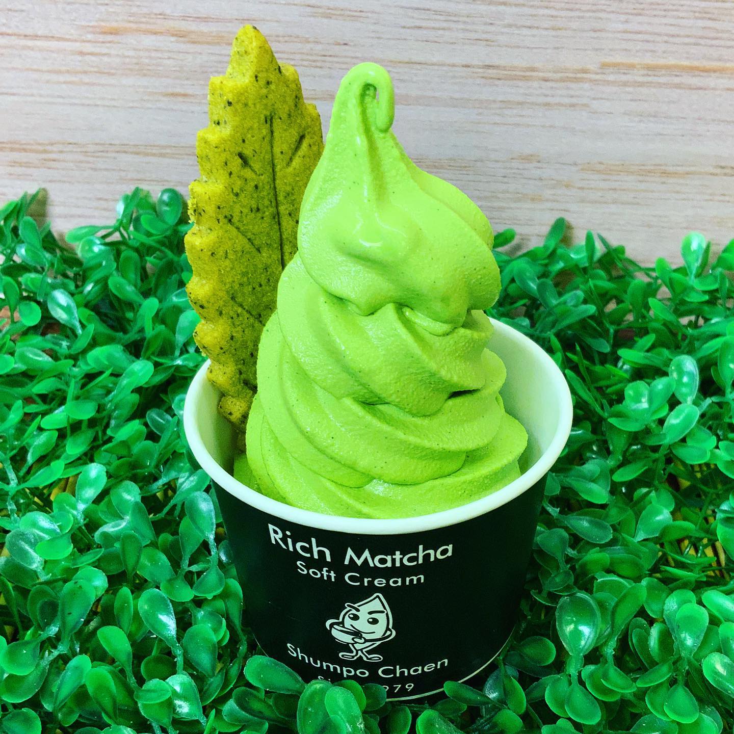 しゅんぽうカフェ🥤今日も大人気️️『濃厚抹茶ソフト』390円（税込）一緒についてる茶々クッキーはソフトと相性抜群7月からはカフェ時間も伸びまして、19時まで販売時間延長しております（原料状況で19時前の売り切れの場合もあります）ぜひ、お出かけ後もサクラス戸塚春芳茶園お越しくださいませ🤗