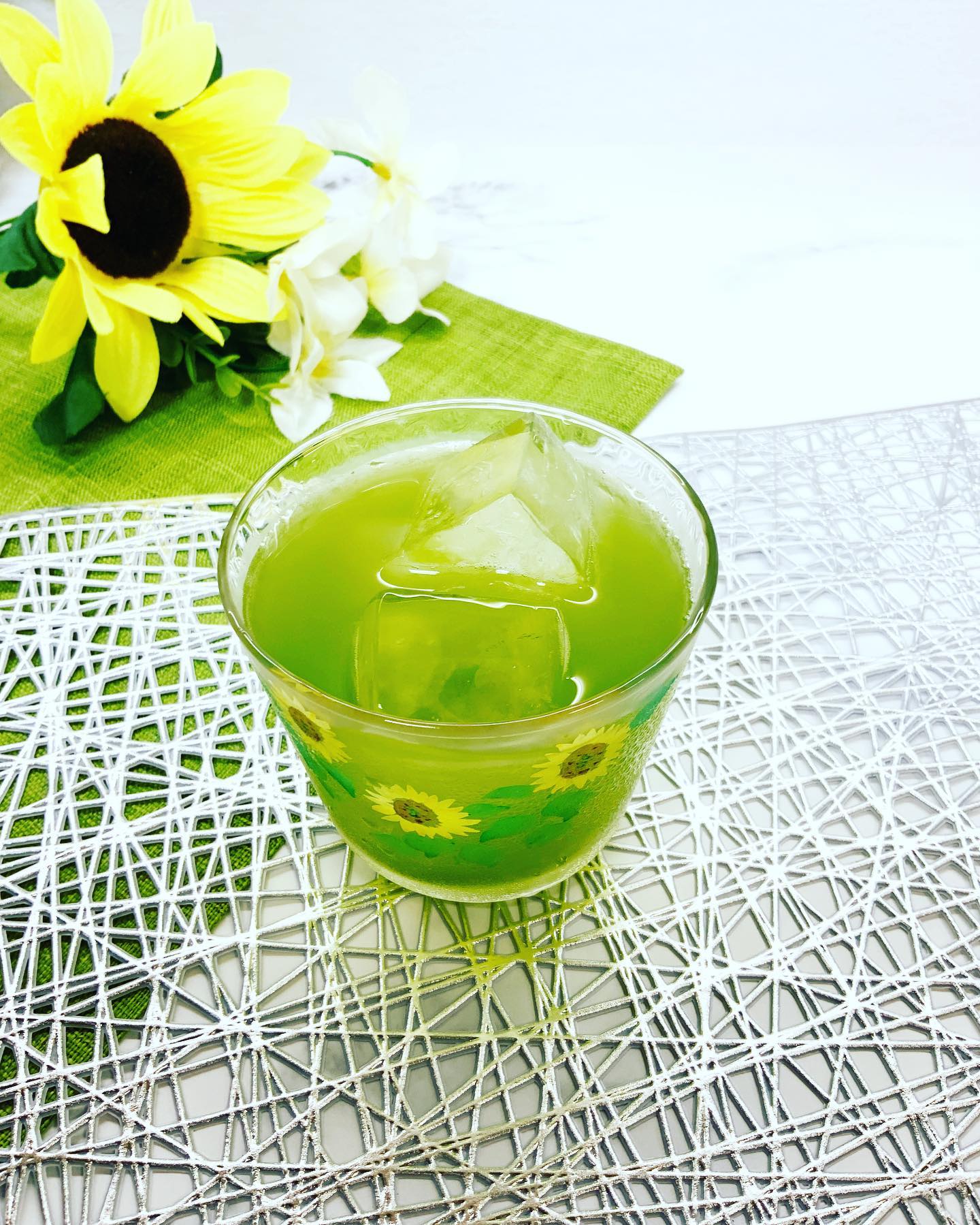 今日もたっぷりのお茶を飲んでエネルギーチャージ！本当にいろいろなことがありますが、自分達が貢献できることで、少しでもまわりの人を助け、幸せにしたい！明るく、前向きに、必ず世の中は幸せになると信じる！！