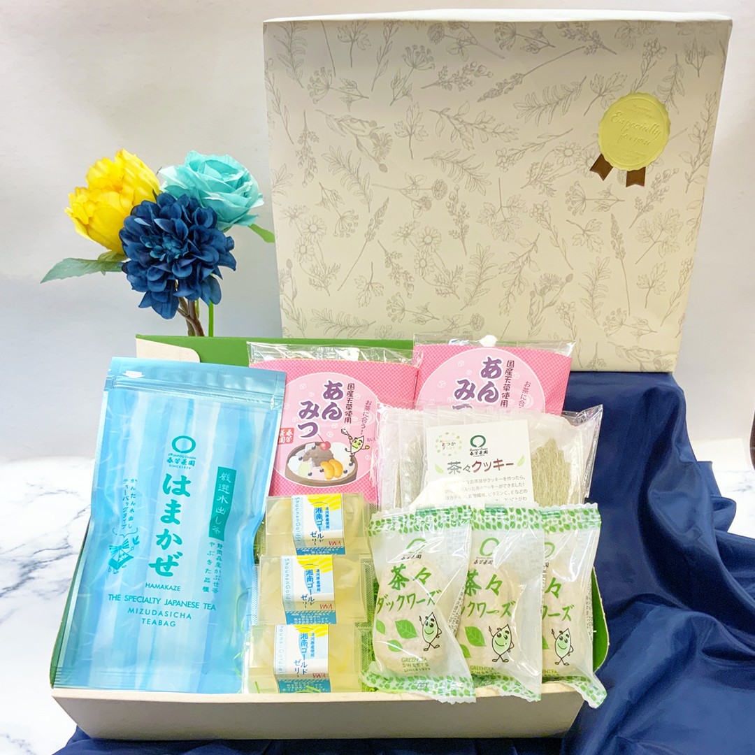 夏大人気「はまかぜティーバッグ」と人気のお菓子と夏限定のお菓子を特別価格で本日７月１５日より販売スタートさせていただきます！！【内容】夏人気の逸品と人気のお菓子をセットしました！・「はまかぜティーバッグ」5gテトラティーバッグ×10P入水出しでも味の濃いおすすめティーバック・「茶々クッキー」10枚入静岡緑茶茶葉がたくさん入ったクッキー！・「茶々ダックワーズ」3個入米粉と緑茶を使ったもっちりお茶ダックワーズ！6個箱入はこちら・「湘南ゴールドゼリー」3個入プルンプルンの食感とさわやかな甘味と酸味！6個箱入はこちら・「国産あんみつセット」2個入国産素材で製造・集めた黒蜜・粒餡・餅・寒天のあんみつ3個箱入はこちらそして本日20時からインスタライブをさせていただきます！ライブでは水出し緑茶「はまかぜティーバッグ」を入れ方やおすすめの味わい方、そしてこの「はまかぜティーバッグ」にとても合う夏限定の当スイーツも一緒にご紹介させていただきます！！ぜひご覧ください！！******ハッシュタグ