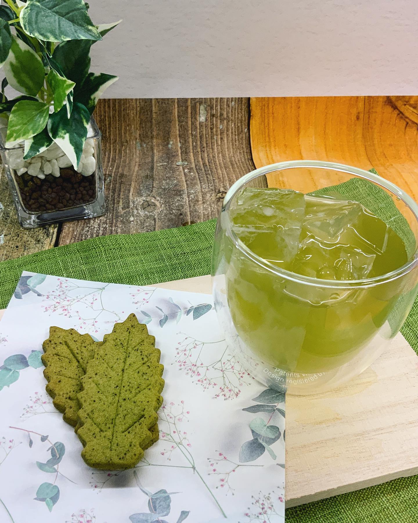 昨日のインスタライブありがとうございました‍♀️若干のハプニングもありつつ…ご紹介の限定特別セットはクーポンもございますのでぜひお得にご利用ください️セットに入ってる『茶々クッキー』1番人気のお茶のお菓子です❣️サクサク食感とお茶の味がしっかりする可愛い形のお菓子です️美味しいです