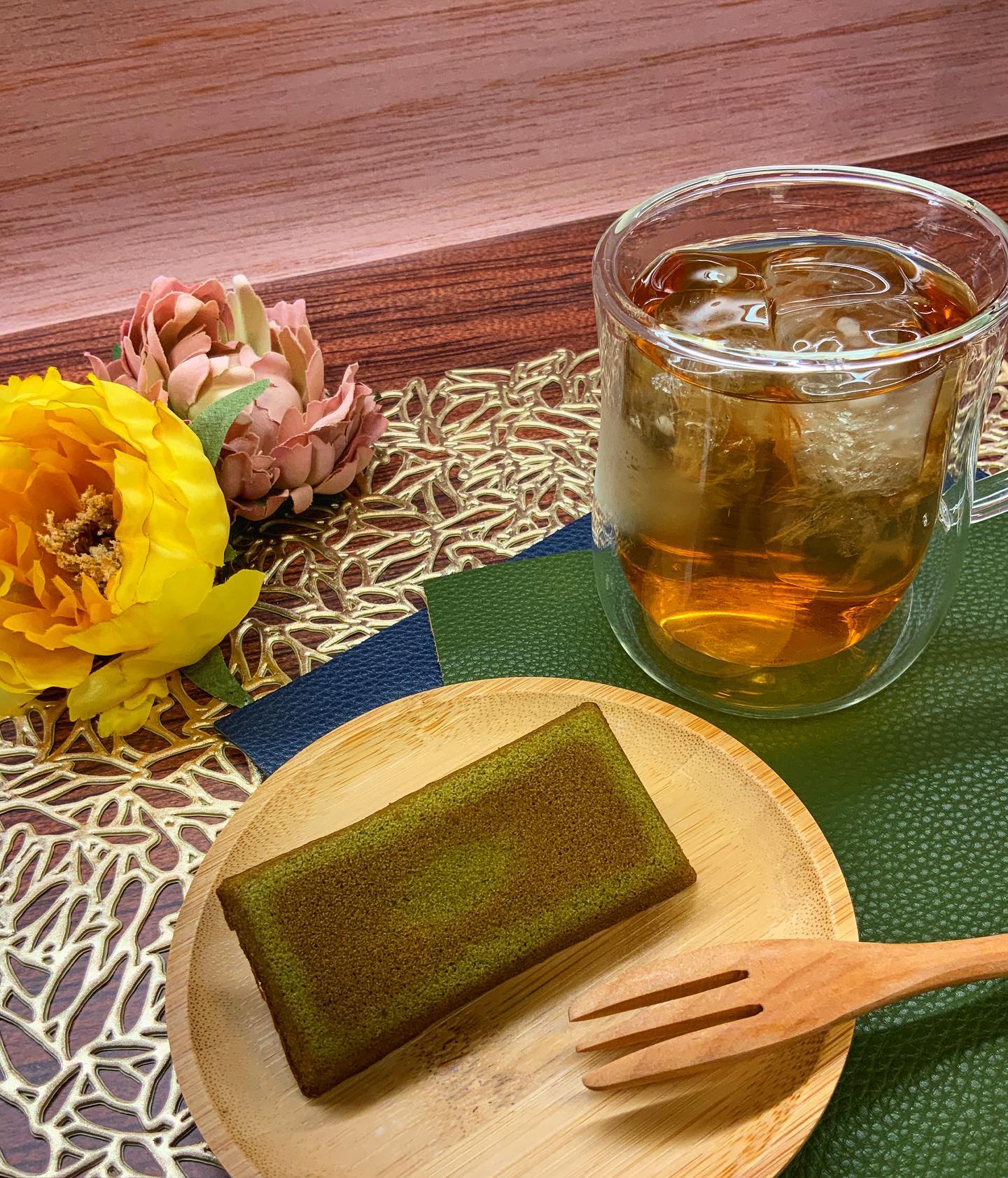 本日のティータイム抹茶の風味とバターが香る上品な焼き菓子『抹茶フィナンシェ』とクセのない香りがよく飲みやすい福岡八女産の国産和紅茶『プレミアム和紅茶』２つが合わさって贅沢ティータイムですおうち時間を楽しむ、スイーツとお茶の最高コンビネーションです至福の時をぜひ