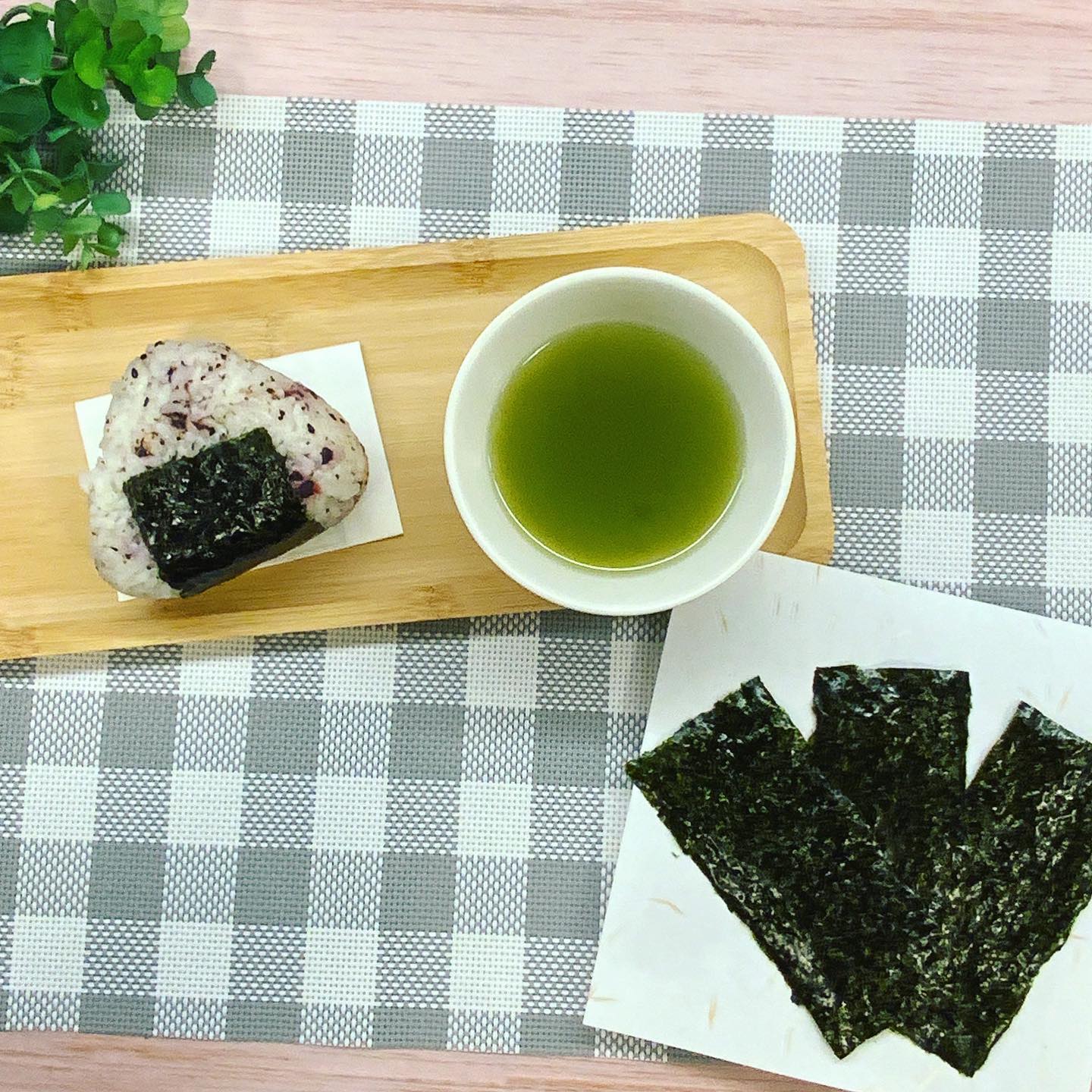 おにぎりと緑茶…美味しいお茶とおにぎりランチ香り高いパリッと美味しい、お海苔もお取り扱いあります温かいお茶をいただきながら、美味しいおにぎりでパワーチャージ️最高のランチタイムです