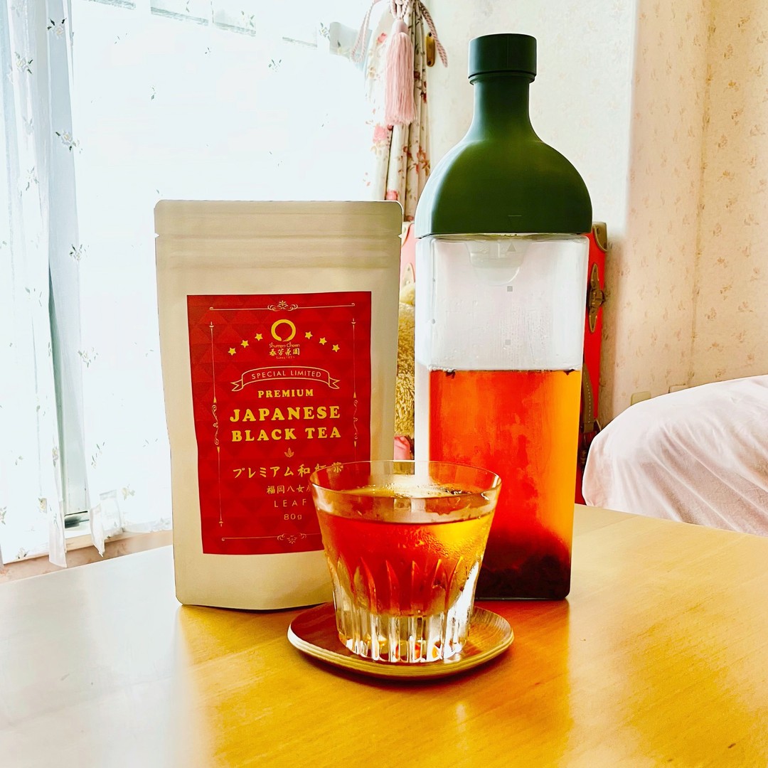 暑い日が続きます！そんな日にはロックティーがおすすめです！！後藤は朝起きるとすぐにお湯を沸かします。そして緑茶をたっぷりいれていきます。神棚に差し上げるものと自分の朝のたっぷり味わう一服のために。そんな毎日なのですが、夏は大きめのカップに氷を入れて、暑いお茶を急速に冷やしていれる「ロックティー」が本当に美味しいです！！朝は緑茶、そしてお出かけは和紅茶、夜はほうじ茶のロックティーを味わっています！ほうじ茶のロックティーも本当に美味しいです！！麦茶ではない冷たいお茶を味わいたいお客様にも大変喜ばれています！緑茶のロックティーは、すっきりした旨味と苦みが、暑さを吹き飛ばしてくれます！今年特におすすめが、「和紅茶のロックティー」です！色も変わりませんし、当園の和紅茶は本当に甘味と旨味の濃い和紅茶になっているので、お出かけの時にマイボトルにいれて持っていています！当園のお茶であれば、緑茶でも、ロックティーで熱いお湯で濃い目に入れていただければとても美味しく味わえます！！夏休みにぜひ、3種のロックティーを飲みくらべてみてください！！