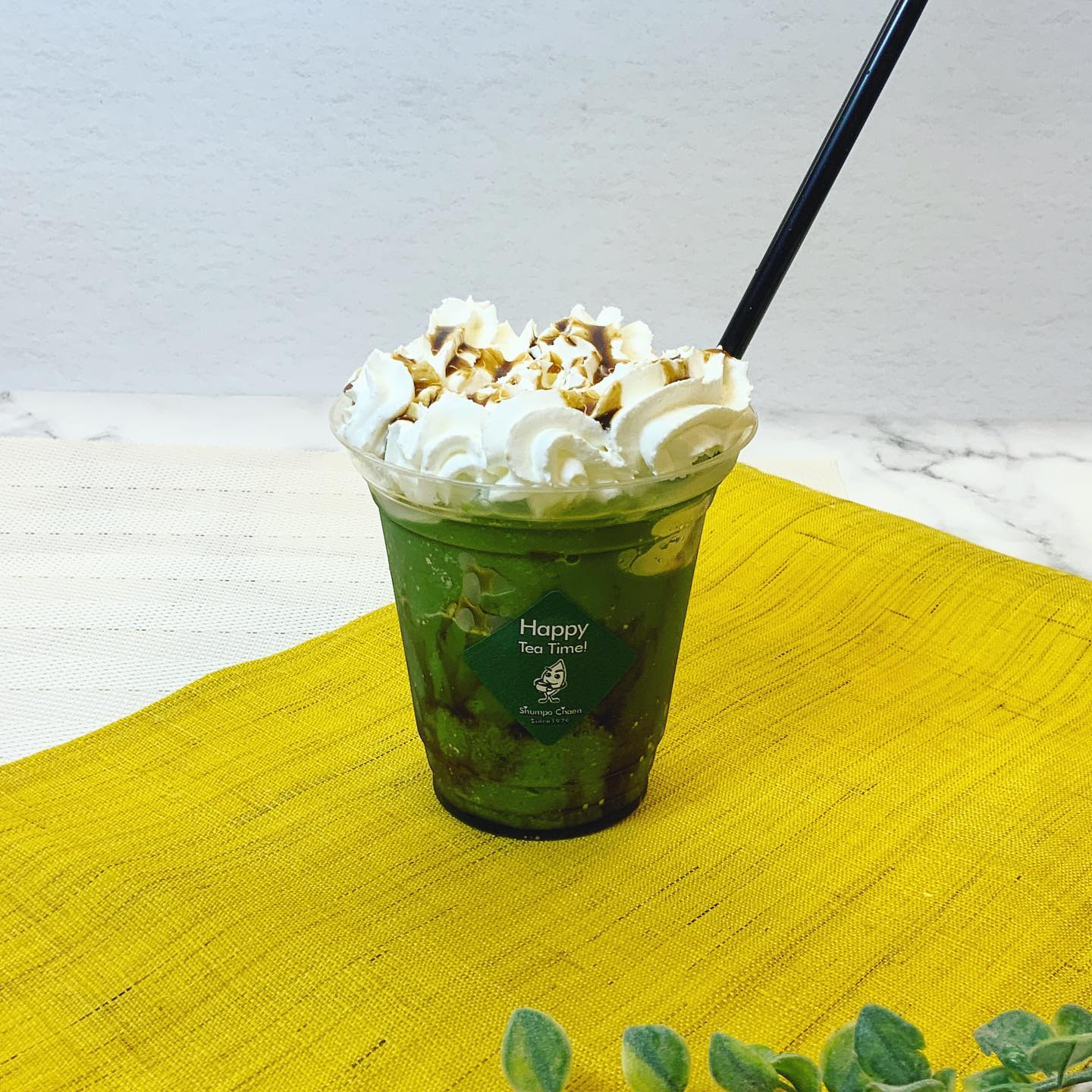 砕いた氷のシャリシャリ食感が美味しい『黒みつ抹茶クリームフローズンティー』580円（税込）抹茶ソイミルクをベースにしてちょっと甘さ控えめに作っておりますですが…、黒みつが甘さアップのポイントとなっており、上にはこんもり盛られた生クリーム❣️夏にはピッタリのひんやりスイーツです️