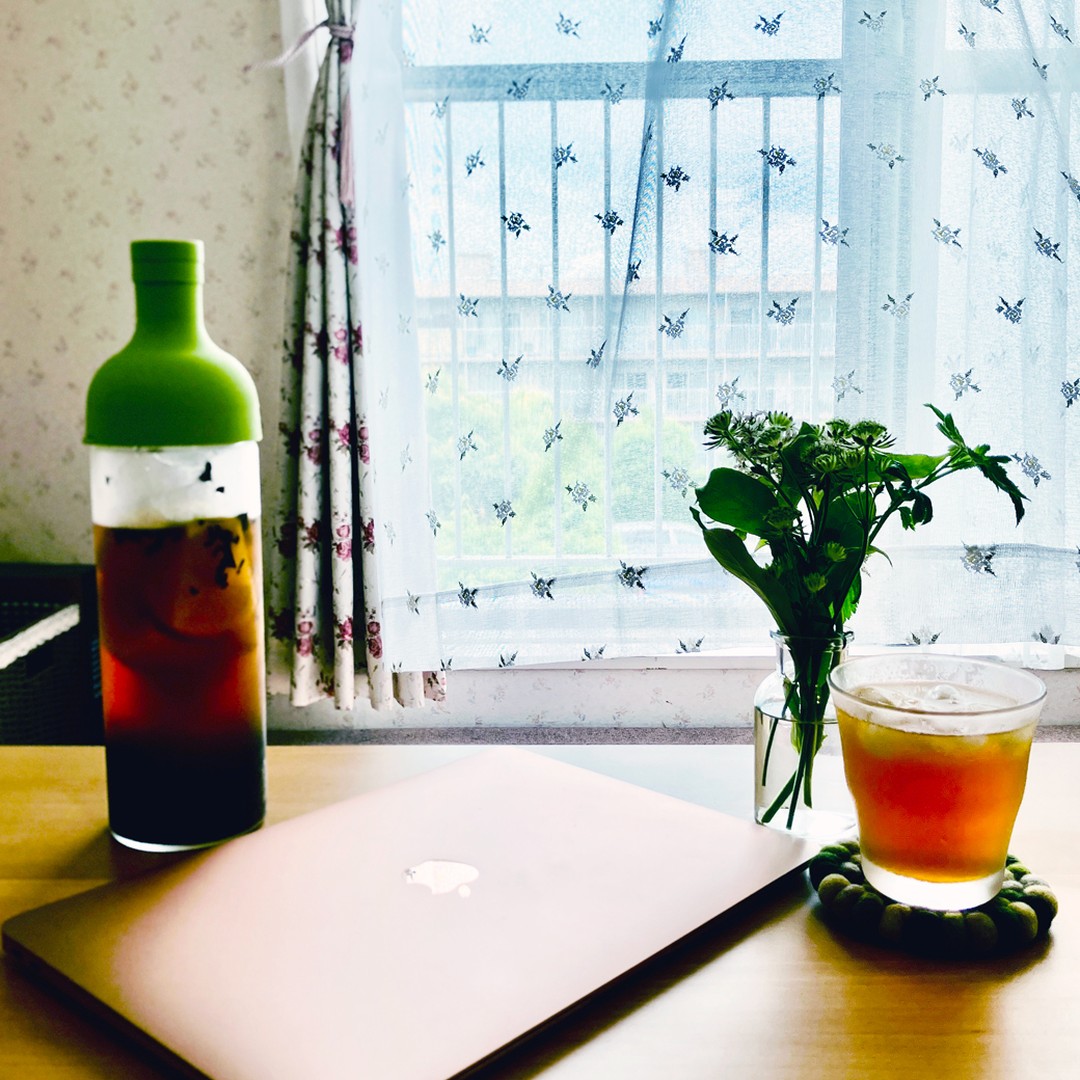 暑い日のひととき冷たい和紅茶にたっぷりフルーツをいれて、氷をグラスに浮かべて味わう。今日から8月・・・いろいろあるけど、美味しいお茶があれば、なんでも乗り越えていける！いろいろな味わい方で日本茶を味わっていきたい！！