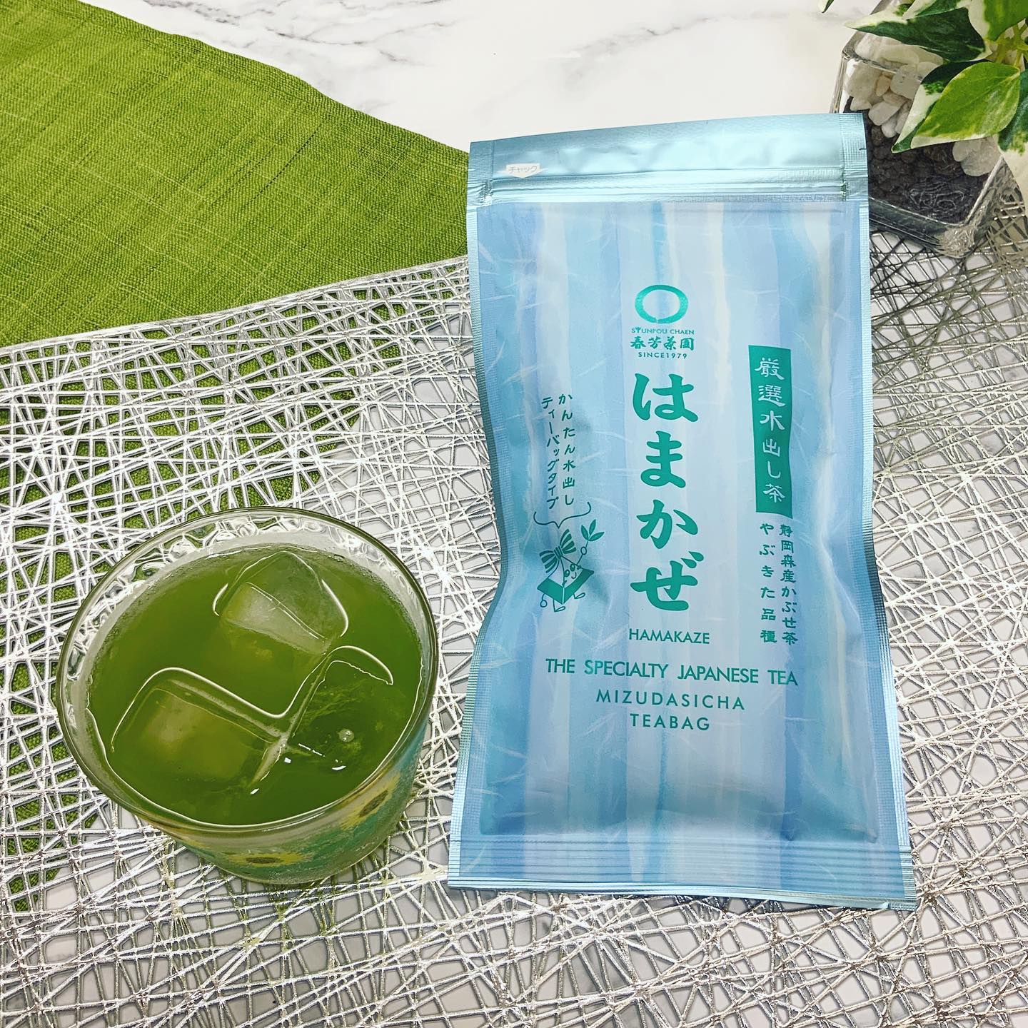当店イチオシ️推しに推している、夏の大人気商品『はまかぜ』簡単に飲める水出し緑茶ですそんなはまかぜの世界をより美味しく楽しくご紹介♫はまかぜアレンジティー8月13日20時よりインスタライブやらせていただきますお盆休真っ只中の週末の夜ではありますが、ぜひ皆様ご覧ください‍♀️