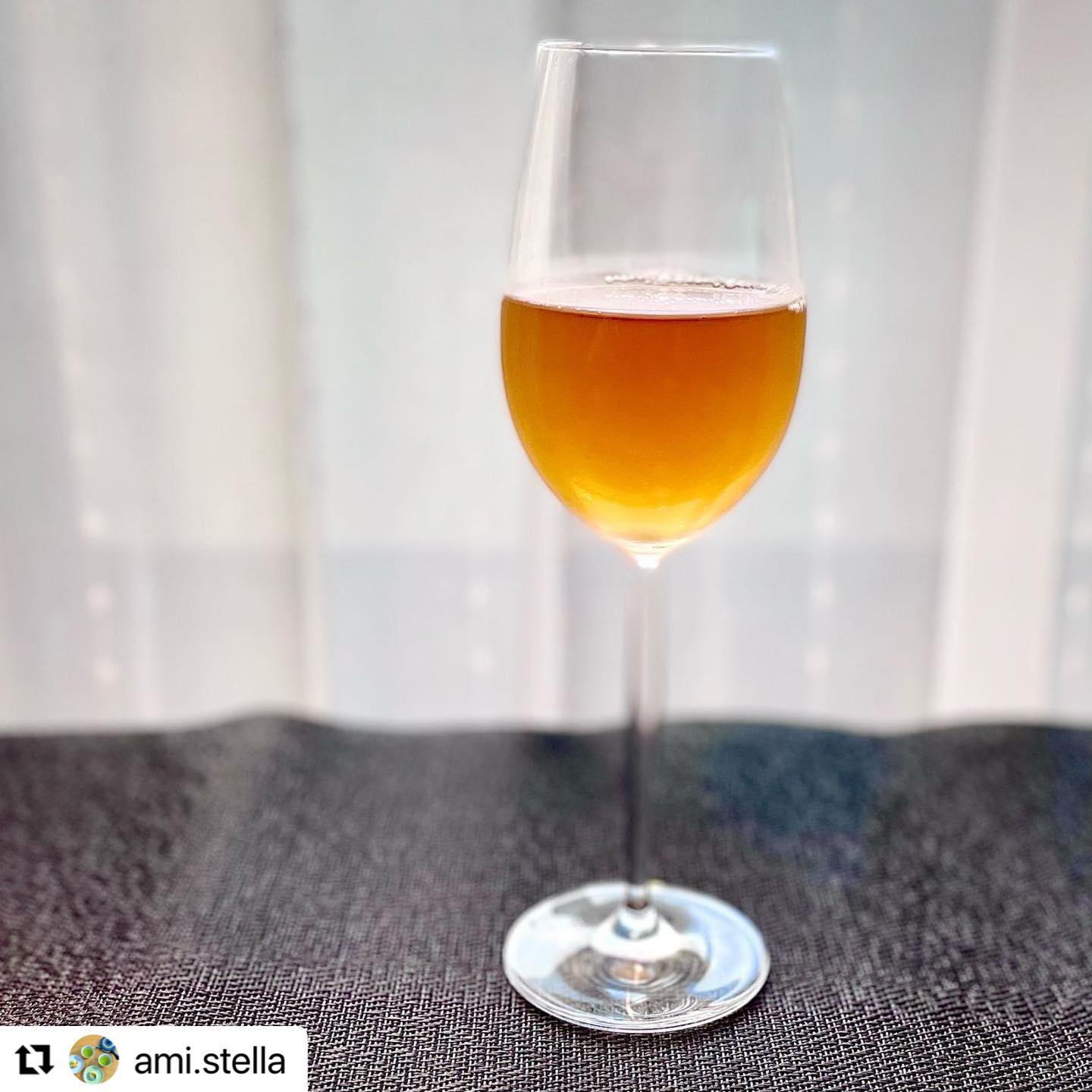 @ami.stellaさま人気のプレミアム和紅茶をおしゃれにワイングラスで味わうなんて素敵です！！私（後藤）はマイボトルに氷をたっぷり入れて、和紅茶のホットと一気に冷やしてお出かけしています！冷たくてフルーティーでこの夏の必須茶になっています！！