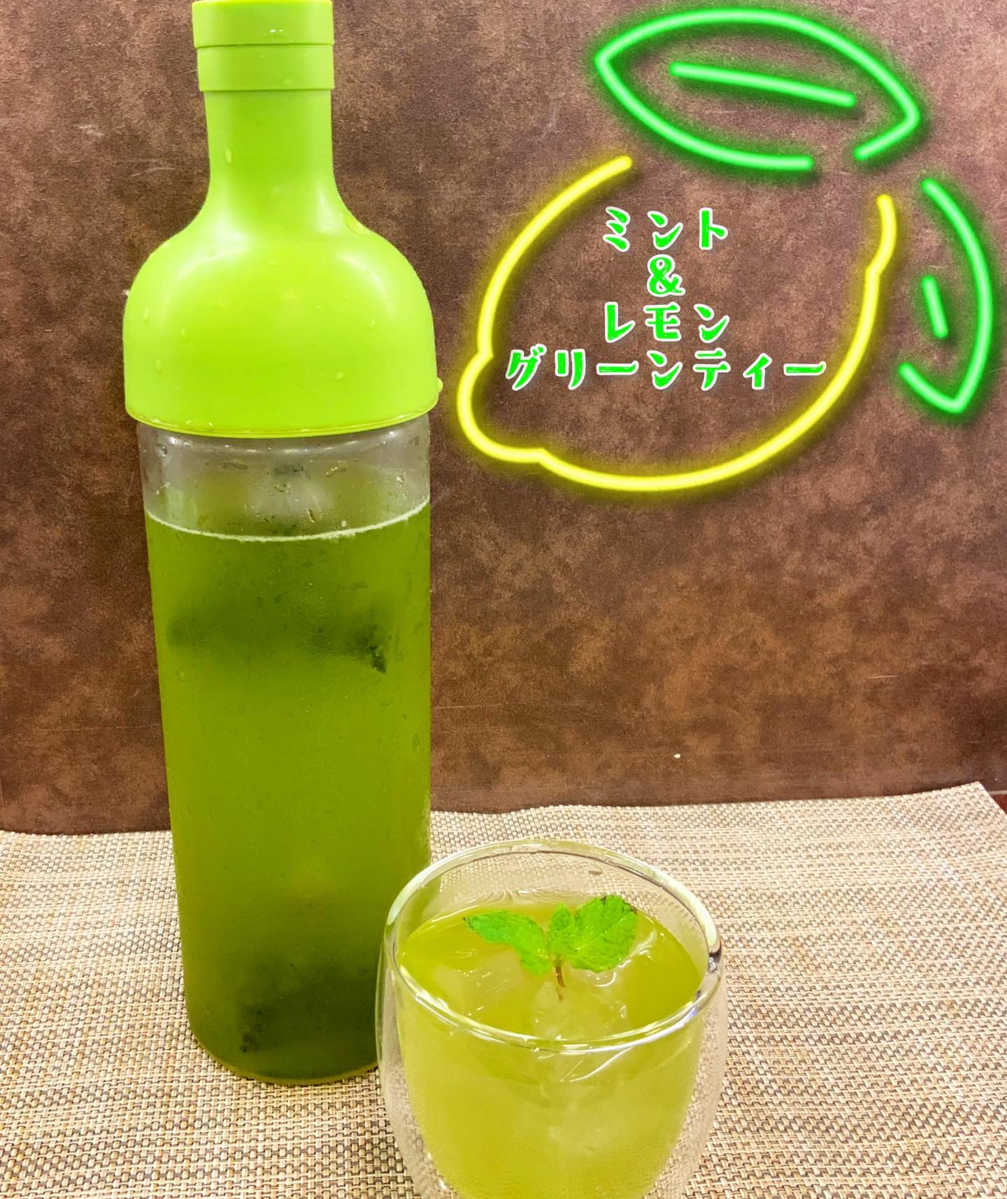 昨日のインスタライブありがとうございましたはまかぜアレンジティーいかがでしたか？いろんなアレンジを試す中で、お茶の可能性は無限だなと思いましたレシピ詳細です↓【ミント&レモングリーンティー】抽出したはまかぜをグラスに注ぎ、レモン汁約2gとミントの葉を3〜4枚入れて、よく混ぜて完成ですとても簡単です️甘さのないスッキリ爽やかなお味が楽しめます♪