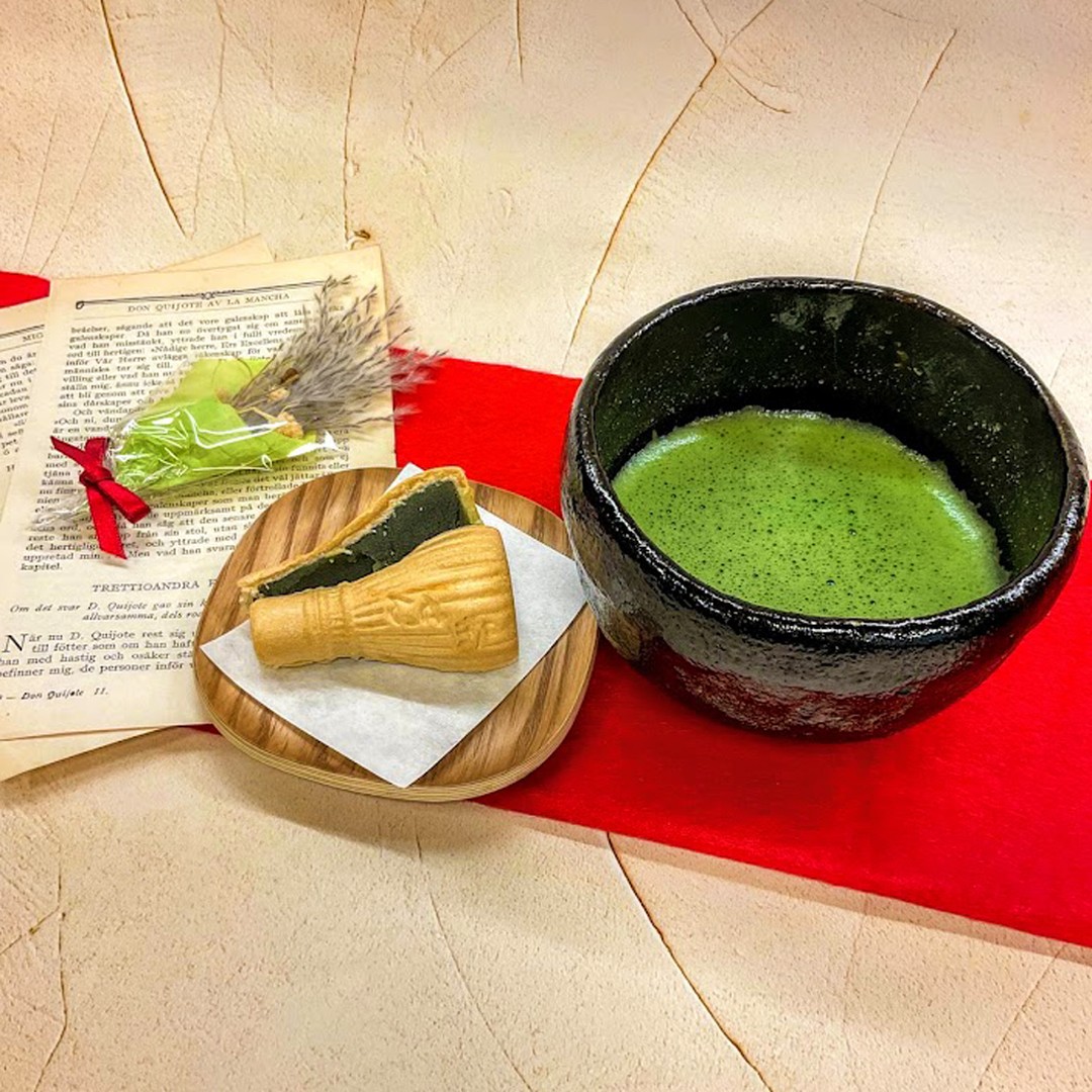 ８月にもなると、午前中から暑さが厳しいですね。お盆休み最終日、ちょっと鎌倉に観光にでも・・とは言っても暑さが気になるお客様、そんな時はぜひ春芳茶園でお抹茶を一服いかがでしょうか？春芳茶園でしか体験出来ない愛知県西尾産の抹茶「芳春」と茶筅の形をした最中のセットでお気軽に抹茶を味わってください。戸塚春芳茶園でしか食べれない、しゅんぽうカフェ１番人気の濃厚抹茶ソフトもおすすめです。しゅんぽうカフェの営業時間は10：00～19：00となっております。ぜひ皆様のご来店お待ちしております。