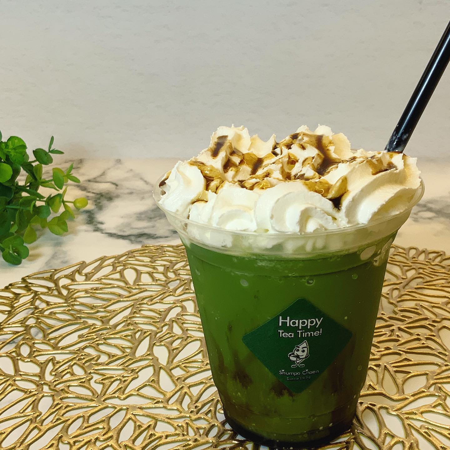 夏のイチ押しスイーツドリンク🥤「黒みつ抹茶クリームフローズンティー¥580ー（税込）」茶道用の本格抹茶をたっぷりと使用し、ミルクではなく豆乳ベースのフローズンドリンクでお作りしていますもりもりのクリーム好きにはたまらないたっぷりのクリームと、黒みつを絡ませたフローズンを混ぜて飲めば、クリーミィーなくせのない優しい味わいの贅沢ドリンクです🥤暑い夏の涼しいひとときをお約束するドリンクです