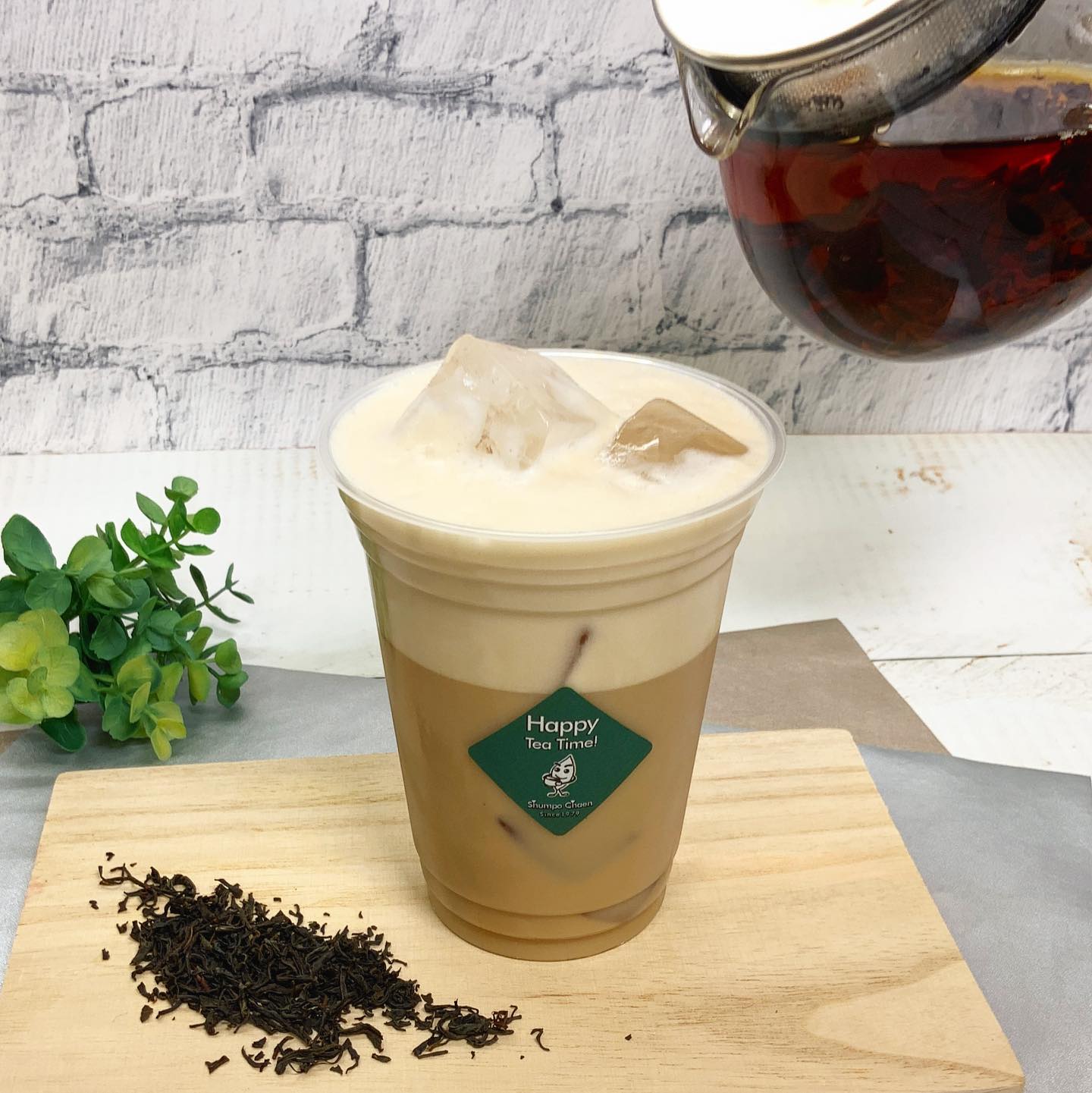 この夏新登場の『ふわふわ和紅茶ソイラテ』🫖¥450ー（税込）国産紅茶茶葉をしっかりと濃いめに抽出し、ほんのり甘いふわふわソイミルクと合わせた、紅茶好きさんにはぜひ飲んでいただきたい逸品です和紅茶の爽やかで甘味のある、クセのないお味がソイミルクとマッチして美味しいんですアイスとホットご用意してます️気分に合わせてお選びいただき、美味しさをぜひ堪能してください