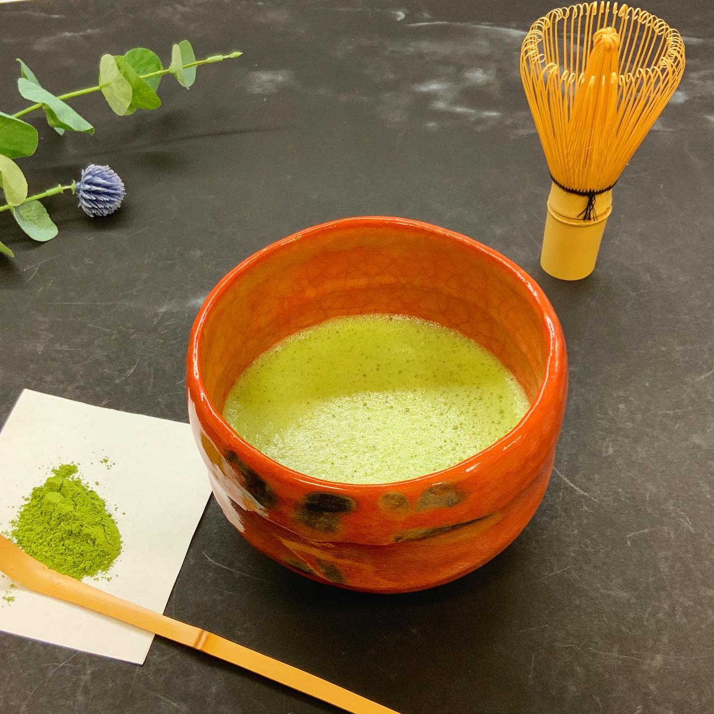 本日のカフェ…愛知県西尾産オリジナル抹茶『薄茶　芳春』350円（税込）しゅんぽうカフェでは、本格抹茶も気軽に味わえます️茶筅で一服づつ丁寧にお点てしています気軽に味わえるので、お買い物ついでに癒しのひと時をお過ごしください