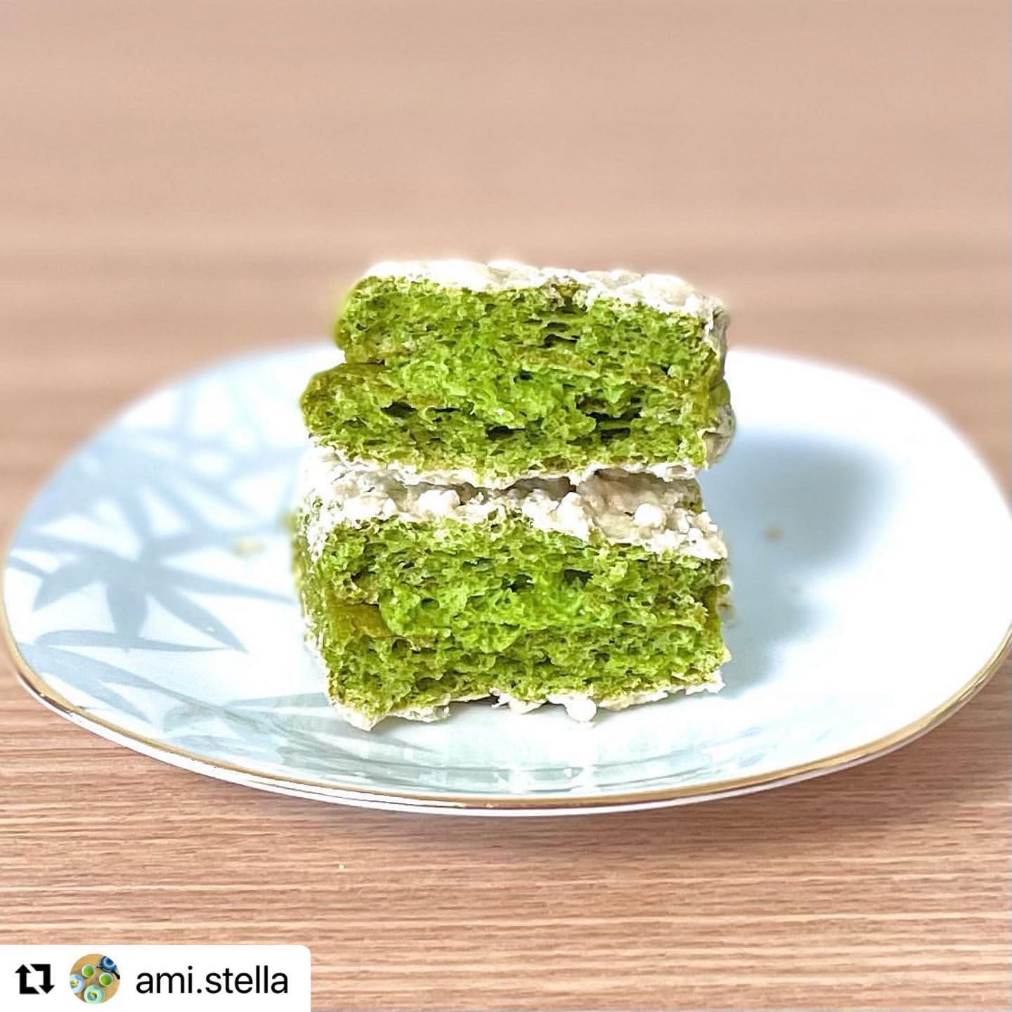 @ami.stella　さんから人気のお茶菓子「茶々ダックワーズ」の感想をいただきました！「外はサクッ！中はフワッ＆モチッ！生地にも、真ん中のクリームにも、お茶がたっぷり入っています！！甘すぎず、ふんわりお茶の香りに包まれて、大満足！」当園ではお茶を美味しく味わっていただくためのお茶菓子もございます！贈り物・ギフト・お土産にお茶とセットで大変喜ばれております！！ぜひお茶菓子もお試しください！！