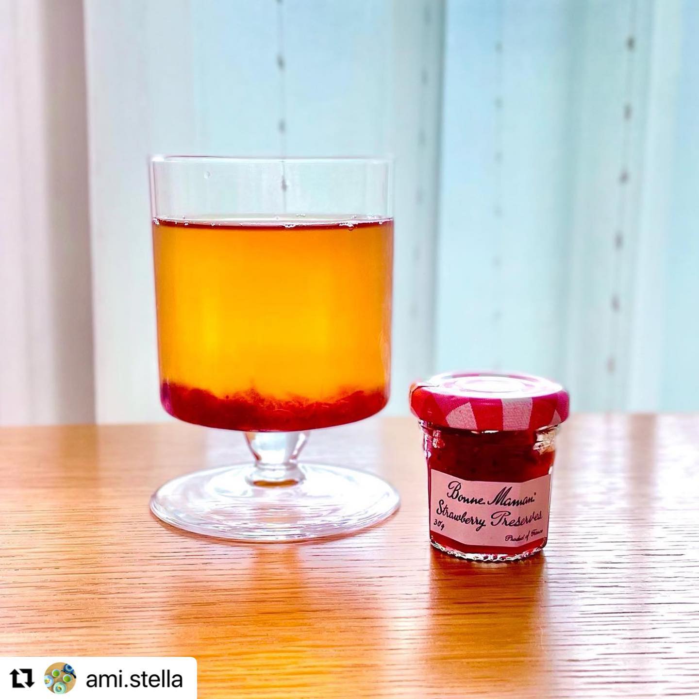 amiさんがプレミアム和紅茶をつかったアレンジティーをご紹介してくださいました！ 「いちごジャムを少しの炭酸水で溶き、水出し和紅茶を注ぐだけ いちごの甘みと酸味、スッキリした水出し和紅茶とのバランスがGOOD 炭酸水が、甘いジャムと和紅茶をつないでくれている気がします」 素敵なゴブレット（ワイングラス）で味わうアレンジ和紅茶は絶対美味しいです！ 今度はホットでの「プレミアム和紅茶」のアレンジティーを研究して皆様にご紹介していきたいと考えています！！ ぜひお楽しみに！！