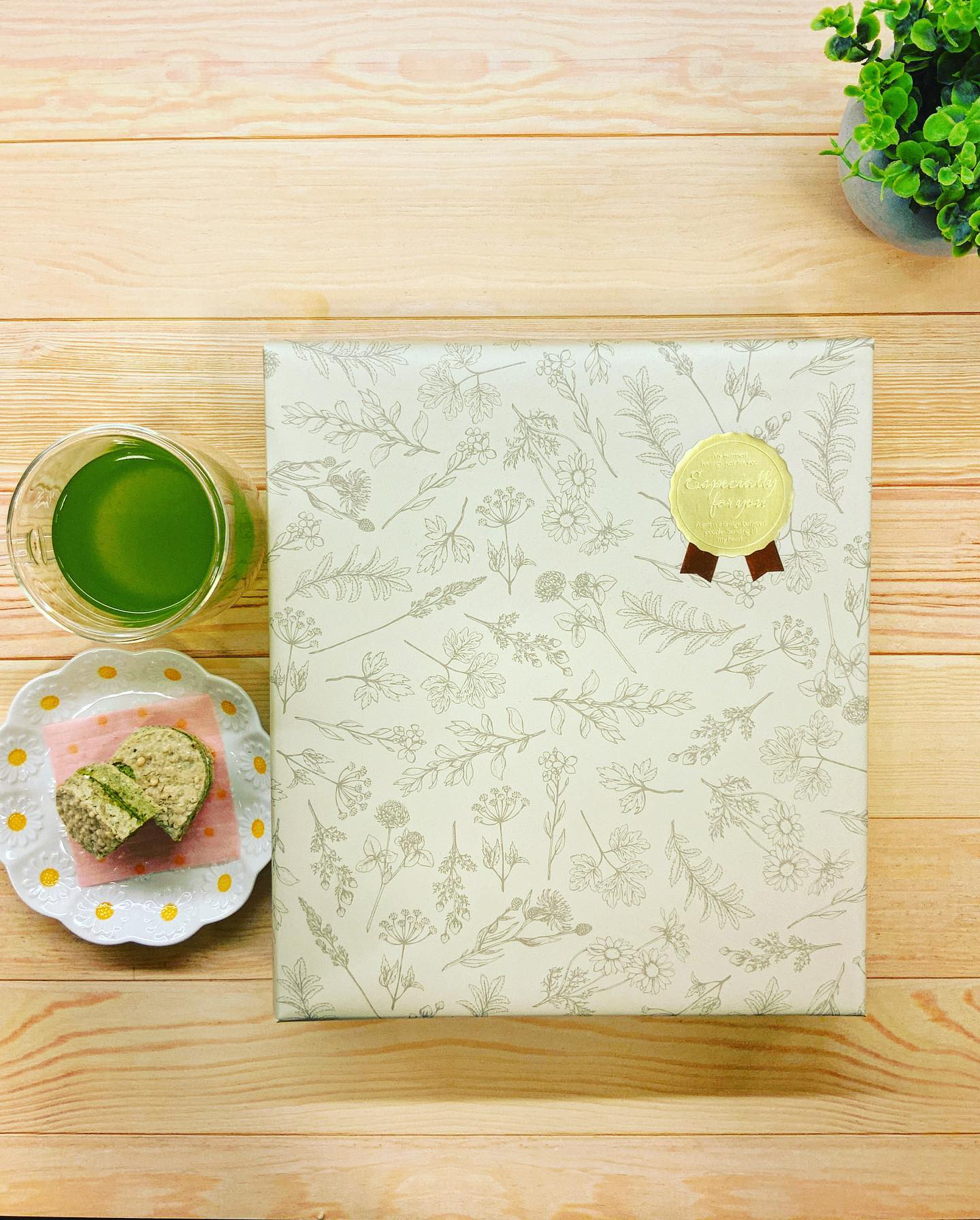 春芳茶園だからできるオリジナルギフト組み合わせは自由に、ご希望やご予算はお気軽にご相談ください️しっかりと形の整ったギフト、ちょっとしたプレゼントにプチギフト、形も様々にご用意がありますお茶だけでなく、お菓子の贈り物も人気ですそのほか、海苔やお茶ポットなどの組み合わせもあります当店のオススメギフトも多数ありますので、悩まずにお買い物もできます️