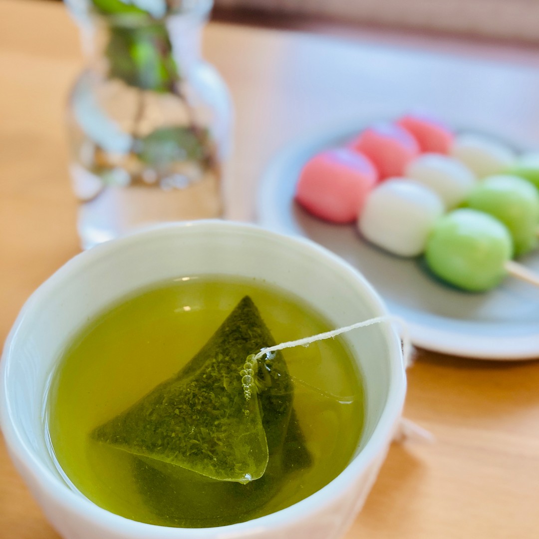 当園の紐付ティーバッグをリニューアルいたします！水出し緑茶「はまかぜ」のティーバッグタイプが大変好評で、茶葉を急須で味わうお客様でも、「夜、お片付けが終わったあとに、ちょっと美味しいお茶が飲みたいのよねぇ」とご意見もいただき、紐付ティーバッグをもっと身近にしようということで、パッケージリニューアルをいたします！ティーバッグでも、生産家と茶葉を厳選することで、本格的な美味しい日本茶を味わうことができます！秋の夜長に、お月見団子を味わうながら、ぜひ美味しい日本茶を味わいください！
