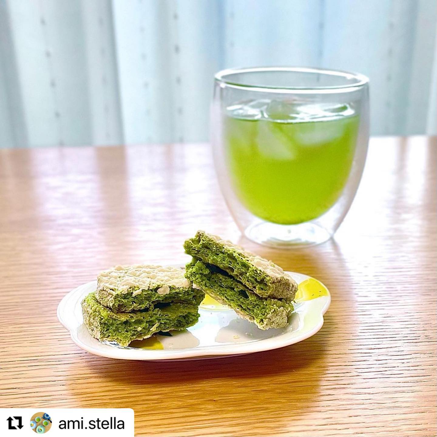 @ami.stella　さんが水出し緑茶「はまかぜ」と「茶々ダックワーズ」を紹介してくださいました！「茶々ダックワーズ」に、水出し緑茶「はまかぜ」をあわせて昼過ぎから急に蒸し暑くなり、また水出しティーバッグが活躍思い立ったら数分で作れるので、こういうときにとても便利です」「水出し緑茶はまかぜティーバッグ」は一年中喜ばれています！最近は冬でも冷たい緑茶を自宅でたっぷり味わうお客様が多くなったからです！！そして「はまかぜ」は静岡森の香りの良い茶葉を使っているので、熱いお湯で抽出しても、香りの良いお茶としても美味しいのです！そんなところも1年人気の重要ポイントかもしれませんね