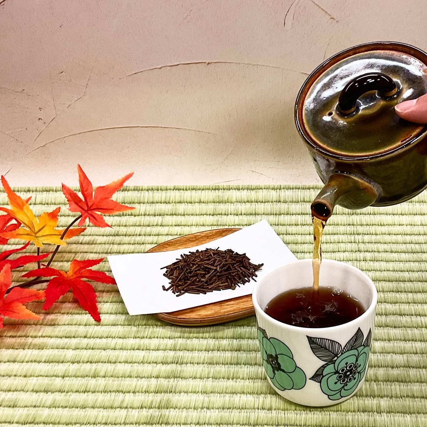 ほぼ毎日、店頭で炒っているほうじ茶。香りに誘われてお求めになる方も多く大人気です️季節も秋らしさを感じられるようになって、温かいお茶も一層美味しさを増している気がします秋の夜長に、カフェインレスで飲みやすいほうじ茶オススメですそして・・・、明日は20時からいよいよインスタライブです❣️創業祭に先駆けてのお得情報盛りだくさんぜひ、お時間ある方はライブでお楽しみくださいコメントなどもお待ちしております