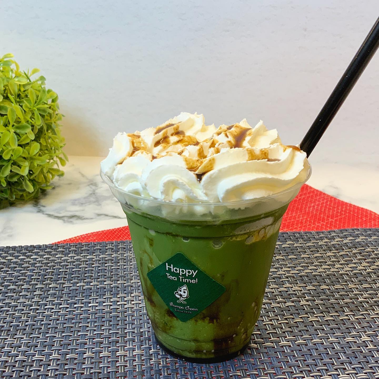 たっぷりもりもりのクリームなめらかな抹茶フローズンアクセントに黒みつこの絶妙なハーモニーで、冷たくてほんのり甘く、スッキリ美味しい『黒みつ抹茶クリームフローズンティー』（ほうじ茶もあり）残暑厳しい今にオススメですこちらもうすぐ一旦お休みになるので、ぜひ名残惜しい夏を味わう一品としてお試しください