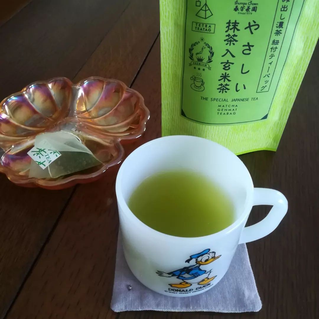 irokko_0824　さんが「やさしい抹茶入り玄米茶」をご紹介してくださいました！----------------------------------------------やさしい抹茶入り玄米茶をいただきました。紐付きティーバックタイプなのでお手軽に美味しいもみ出し濃茶がいただけます。私は今まであまりティーバックタイプを飲んだことがなかったのですが、さすがお茶屋さんが作られたティーバックでした！抹茶の風味と玄米の芳ばしい香り上質な茶葉で贅沢に作られていて美味しく癒しのひとときを過ごせました。️気分転換やほっとひといきつくときにお手軽にマグカップにたっぷり作っておたのしみいただくのもまた寛げますね。そして春芳茶園さんでは来月14日から43年目の創業祭を開催されます！ひとときひも付きティーバックもお買い得に購入出来るそうですお茶時間にワクワクする限定のセットもあります。創業祭の予約受付も開始していますのでぜひチェックしてみてくださいね！----------------------------イロッコさん素敵な写真とコメントありがとうございます！紐付ティーバッグが使い始めると本当に便利ですよね！！ありがとうございます！！