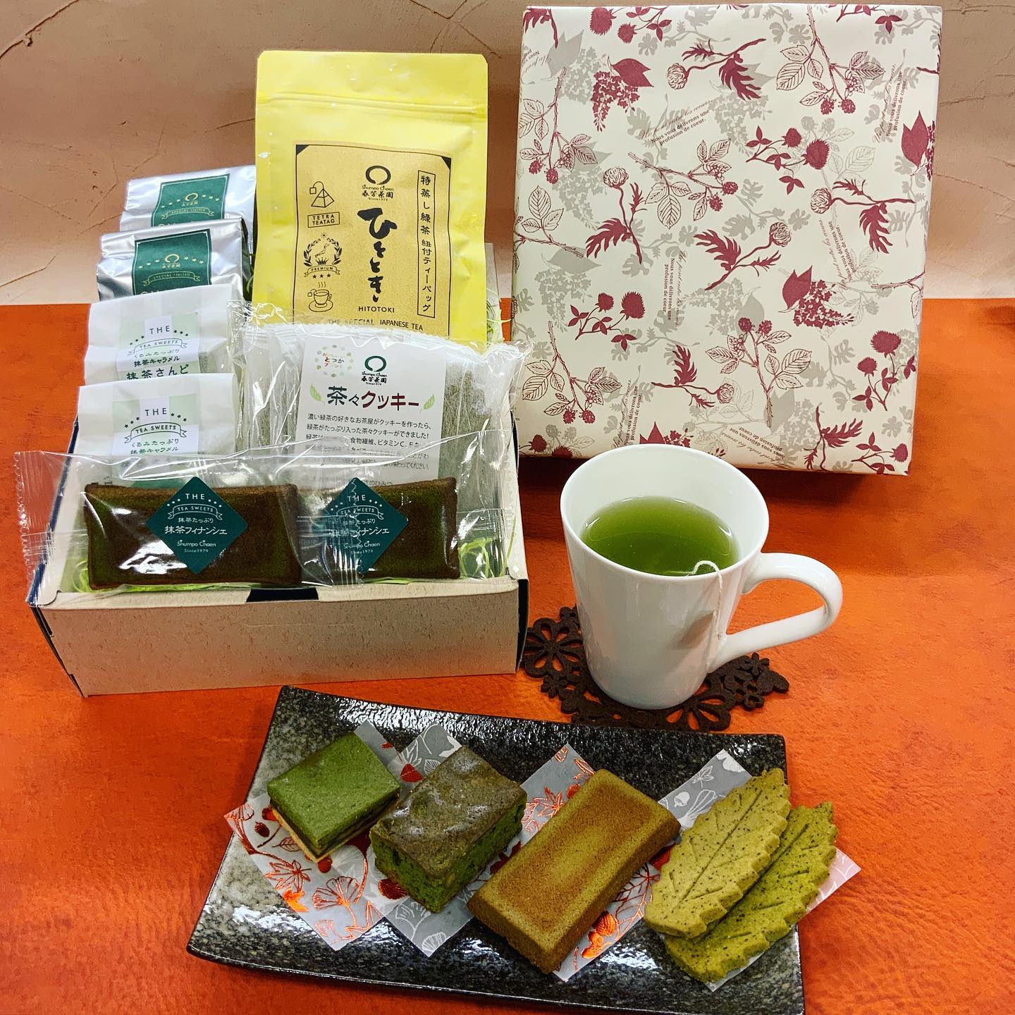 創業祭特別限定品『茶々盛り玉手箱』先日のインスタライブでもご紹介した、創業祭の目玉商品です超️️️お得なセットとなっております️手軽な緑茶のティーバッグと、4種類の抹茶やお茶を使ったお菓子がセットになっていて、これ一つで贅沢ティータイムが楽しめてしまうのです贈り物にも最適絶好調にご予約いただいておりまして、たくさんのご注文誠にありがとございます‍♀️ご予約必須️お茶好きさんにぜひオススメです︎・・・︎・・・︎創業祭10月14日から20日まで10月10日までご予約受付中︎ぜひお立ち寄りください︎・・・︎・・・︎