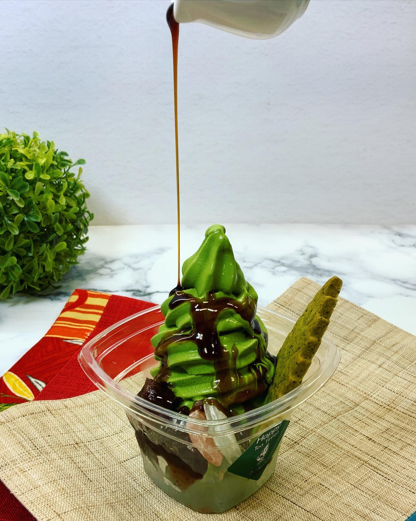 濃厚な抹茶ソフトクリームにとろ〜り黒みつたっぷりをかけて・・・『濃厚抹茶ソフトあんみつパフェ』580円（税込）ソフトクリームを楽しんだ後は、下にある黒みつのたっぷりかかった寒天と一緒に添えてあるあんこや、ぎゅうひもちとも一緒にそして人気の茶々クッキーと食べても最高に美味しいお好みで色々な食べ方が楽しめます️ちょっと涼しくなって、あんみつパフェさらに大人気です︎・・・︎・・・︎創業祭のお知らせ︎10月14日から20日まで開催︎お客さまへの感謝を込めてお得に開催いたします️10月10日までご予約も受付中︎ぜひお立ち寄りください︎・・・︎・・・︎