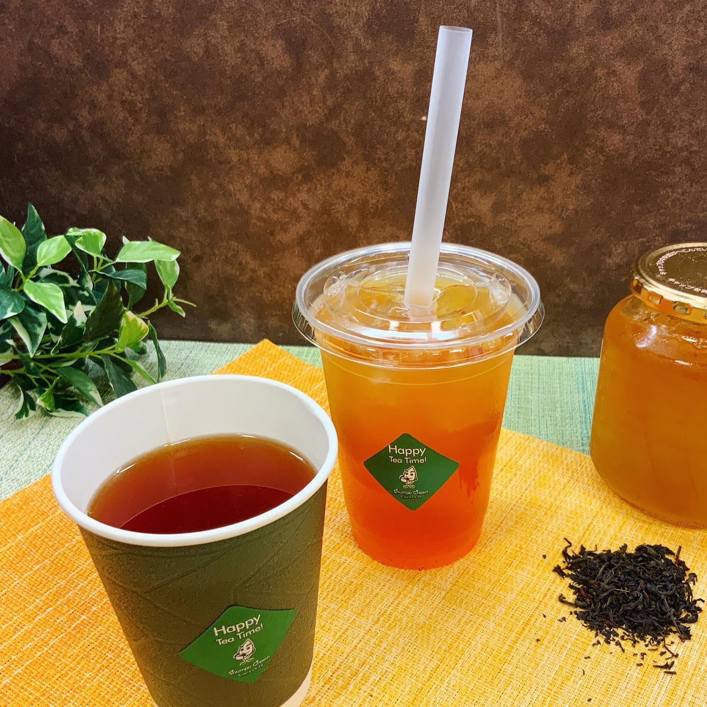 しゅんぽうカフェ新メニュー🥤第二弾️️️『プレミアムゆず和紅茶』（ホット・アイス）¥420プレミアム和紅茶を使って、ゆずのコンフィチュールとマッチさせたほんのり甘くスッキリ美味しいドリンクが出来ましたゆずのコンフィチュールには皮まで入っているので、ドリンクを飲みながら、ゆずそのものも味わう事が出来ます️クセのない和紅茶と柑橘系のゆずの香りが、爽やかな味わいです️︎ ︎︎・・・︎・・・︎創業祭のお知らせ︎10月14日から20日まで開催︎お客さまへの感謝を込めてお得に開催いたします️10月10日までご予約も受付中︎ぜひお立ち寄りください︎・・・︎・・・︎
