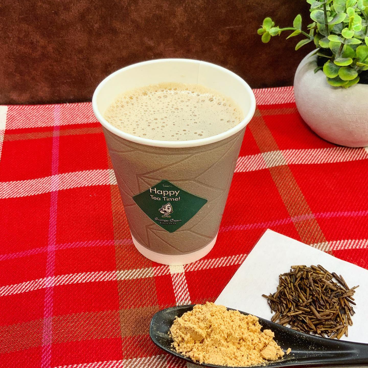 しゅんぽうカフェ本日より新メニュー出ました️秋冬限定️ほっこりあったか豆乳ラテ出来ました🧣『ほうじ茶きなこソイラテ』¥420当店自慢のほうじ茶こんがりをパウダーにして、香ばしいきなこと合わせましたほんのり甘い温かい濃厚な豆乳と、ほうじ茶ときな粉の香ばしい味わいが、見事にマッチしております。お腹も満たされ温まりますこれからの季節にぴったりです️︎︎・・・︎・・・︎創業祭のお知らせ︎10月14日から20日まで開催︎お客さまへの感謝を込めてお得に開催いたします️10月10日までご予約も受付中︎ぜひお立ち寄りください︎・・・︎・・・︎