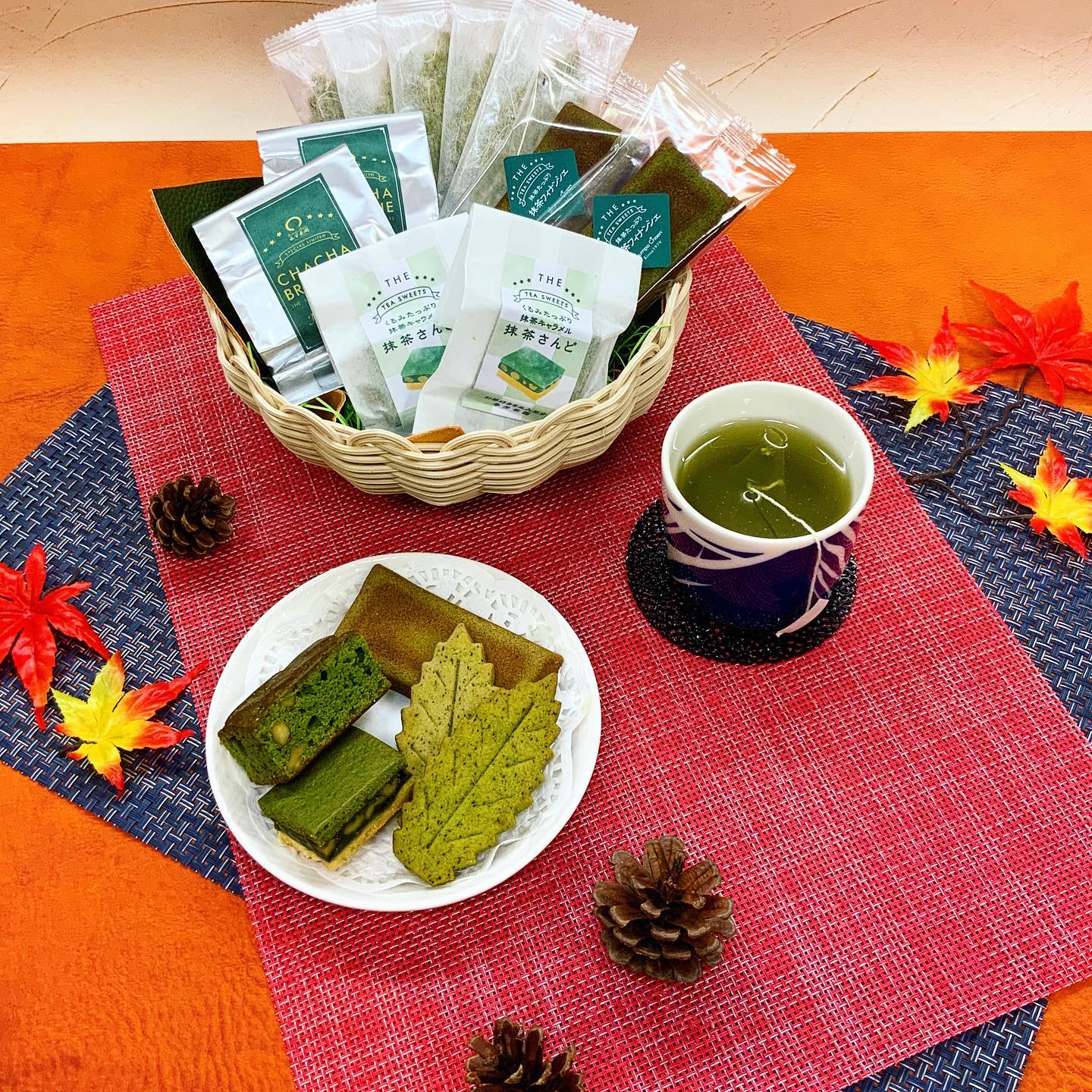 創業祭限定『茶々盛り玉手箱』美味しいがいっぱい詰まった特別な一品となっております️一つあればちょっとリッチなティータイムをお約束贈り物にも喜ばれる箱入りです抹茶のお菓子がいろいろ楽しめて、お茶は急須いらずのティーバッグタイプです️創業祭期間中の販売になりますが数に限りがありますので、10日までのご予約がオススメです️︎〜〜︎〜〜︎〜〜︎ビッグイベント満載の春芳茶園︎10月13日20時〜創業祭直前インスタライブ美味しい情報をライブ発信︎10月14日〜20日43周年　春芳茶園創業祭人気商品多数お買い得。限定商品もあります️ぜひ、よろしくお願いいたします︎〜〜︎〜〜︎〜〜︎