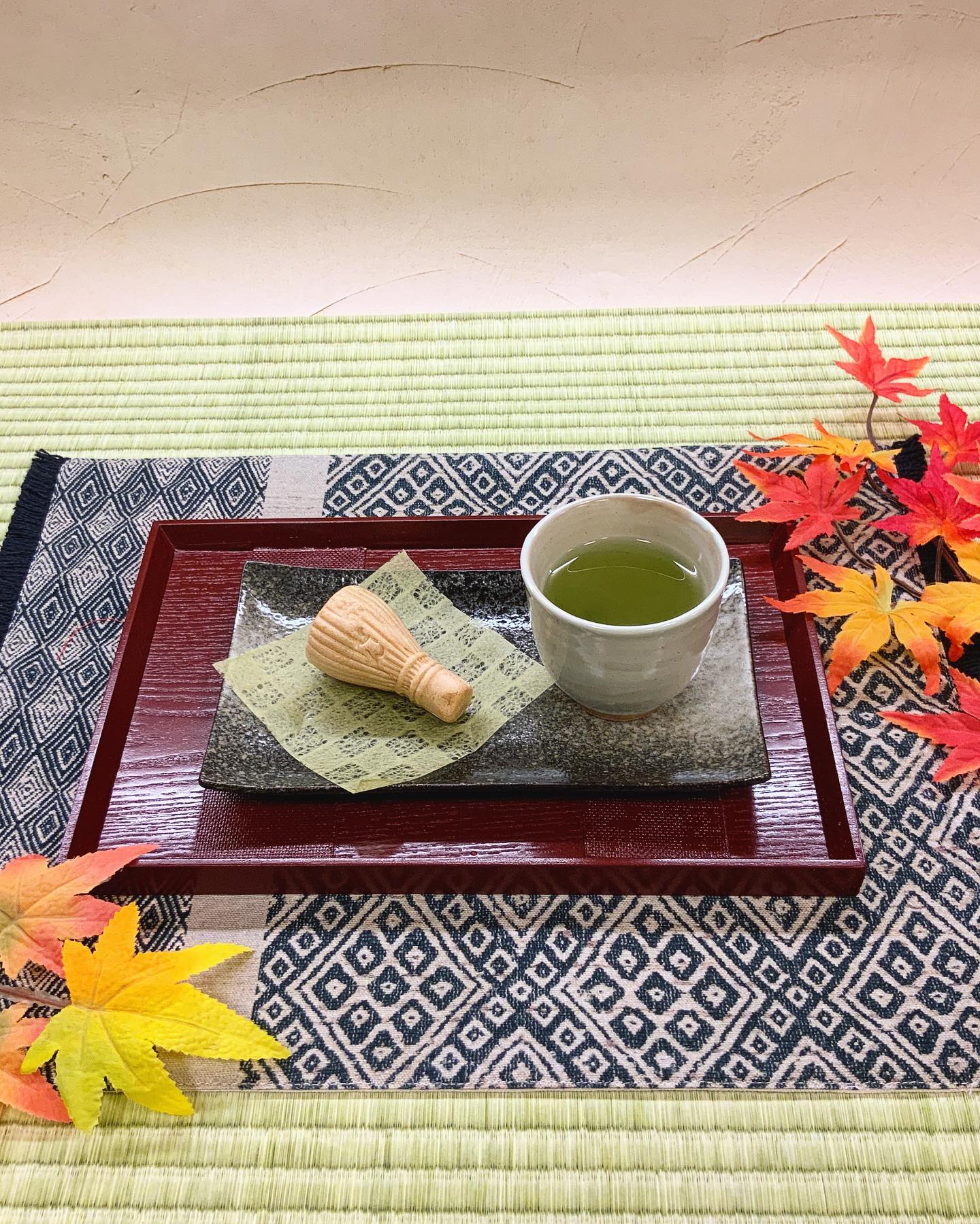 ちょこっと休憩のティータイム日本茶に和菓子️お茶によく合う可愛い茶筅モナカ️お店でも、本格抹茶やお茶と一緒に味わう事が出来ます️お買い物ついでのちょこっと休憩に、ぜひしゅんぽうカフェをご利用ください︎〜〜︎〜〜︎〜〜︎ビッグイベント満載の春芳茶園︎10月13日20時〜創業祭直前インスタライブ美味しい情報をライブ発信︎10月14日〜20日43周年　春芳茶園創業祭人気商品多数お買い得。限定商品もあります️ぜひ、よろしくお願いいたします︎〜〜︎〜〜︎〜〜︎