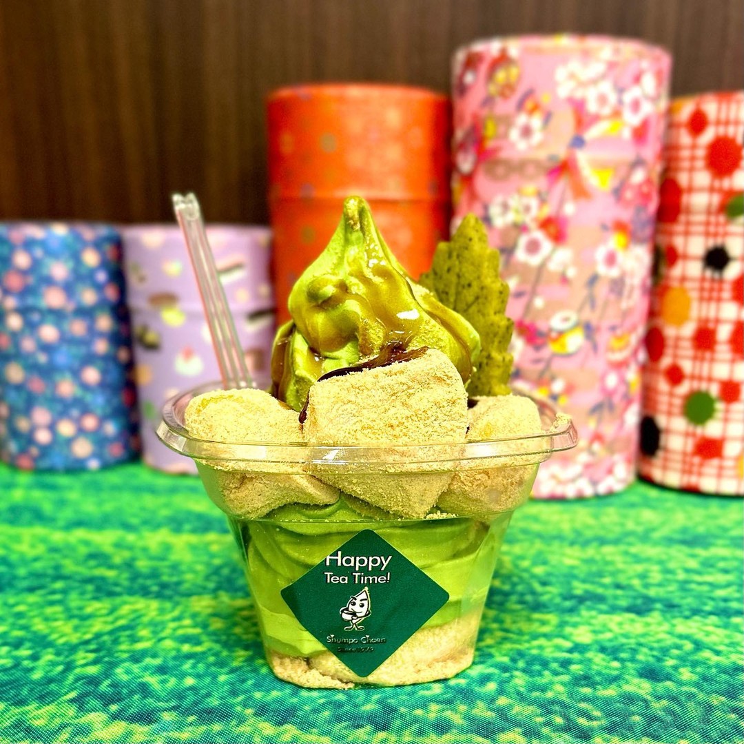 @ami.stella さんが写真をUPしてくださいました！本日も創業祭限定「黒蜜きなこ餅濃厚抹茶パフェ」限定２０食ですが、好評限定販売中です！！※〜※〜※〜※〜※しゅんぽうカフェのお知らせただいま創業祭期間中につき、店内が大変混み合ってしまうことが予想される為、テーブルのみの設置となり、お席にお座りいただいてのカフェのご利用が出来なくなっております。カフェ利用の際は、テイクアウトをオススメしております。ご不便をおかけ致しますが、どうぞよろしくお願いいたします。※〜※〜※〜※〜※