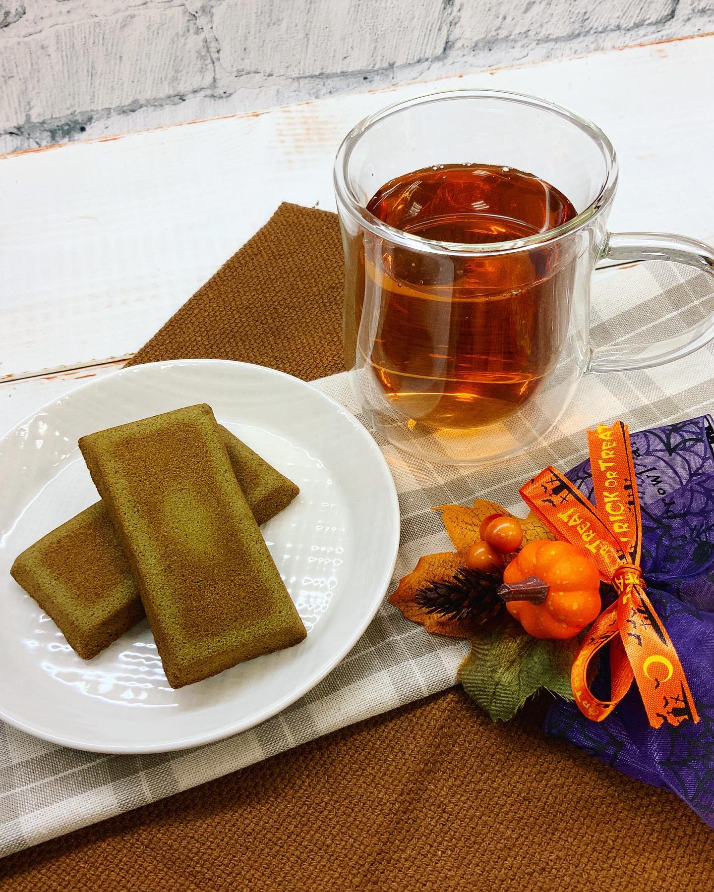 紅茶とフィナンシェでティータイム香り高くスッキリ味わえる国産和紅茶と、抹茶がしっかり入っていてバターの風味とが美味しいハーモニーの、抹茶フィナンシェおうちカフェなら、ちょっとトースターでフィナンシェをほんのり焼いて焼きたて風に再現❣️美味しい至福の時を、春芳茶園からお届けできます️自分時間、家族やご友人とのお家リラックスタイムにぜひどうぞ🫖