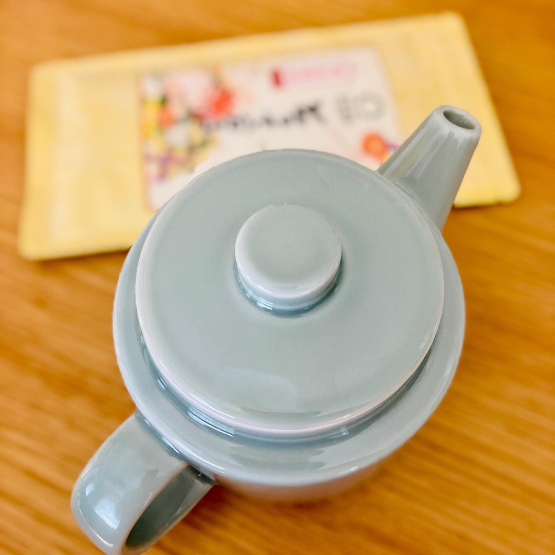 @saori_marielapin さんが素敵な投稿をしてくださいました！新商品としてご用意した波佐見焼のモダンなポットです！Commonステンレスフィルター付ポット500ml「シンプルなデザインが気に入って購入しました(^^)たっぷり淹れることが出来るので、緑茶に限らずに様々な用途、シーンで使えるポットだと思います！カラーバリエーションも豊富でかわいい、素敵です♪」◎ご返答として・・・「たっぷり淹れることができるので、緑茶に限らない！」「様々な用途、シーンで使える！」本当にその通りです！こちらのポットは波佐見焼の磁器なので、香りも陶器とくらべると移りづらいので、紅茶やほうじ茶も淹れることができます！ぜひいろいろなお茶で使っていただき、ご感想を頂けると嬉しいです！いつも本当にありがとうございます！！急に横浜戸塚は寒くなりましたので、温かなお茶で心も体も温めていただけると幸いです！