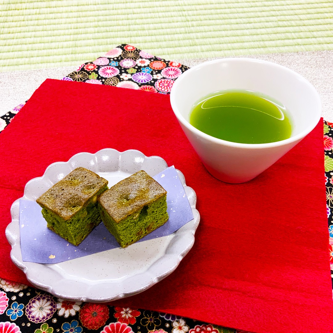 今シーズンは、秋冬シーズン（10月～3月）に販売させていただく、季節限定のお茶菓子が多くあります！まずご紹介させていただくのが、「茶々ブラウニー（CHACHA　BROWNIE）」です！チョコレートと日本茶を使った特徴のある焼き菓子で、抹茶とほうじ茶の2種類のブラウニーが各２つずつ入っております！中に焙煎したくるみが入っているので、それぞれのお茶の香りとくるみの香ばしさとチョコレートの旨味を楽しむことのできる日本茶をつかったブラウニーです！ぜひ温かな濃い目のお茶と一緒に味わっていただきたいお茶菓子です！ぜひご賞味ください！！