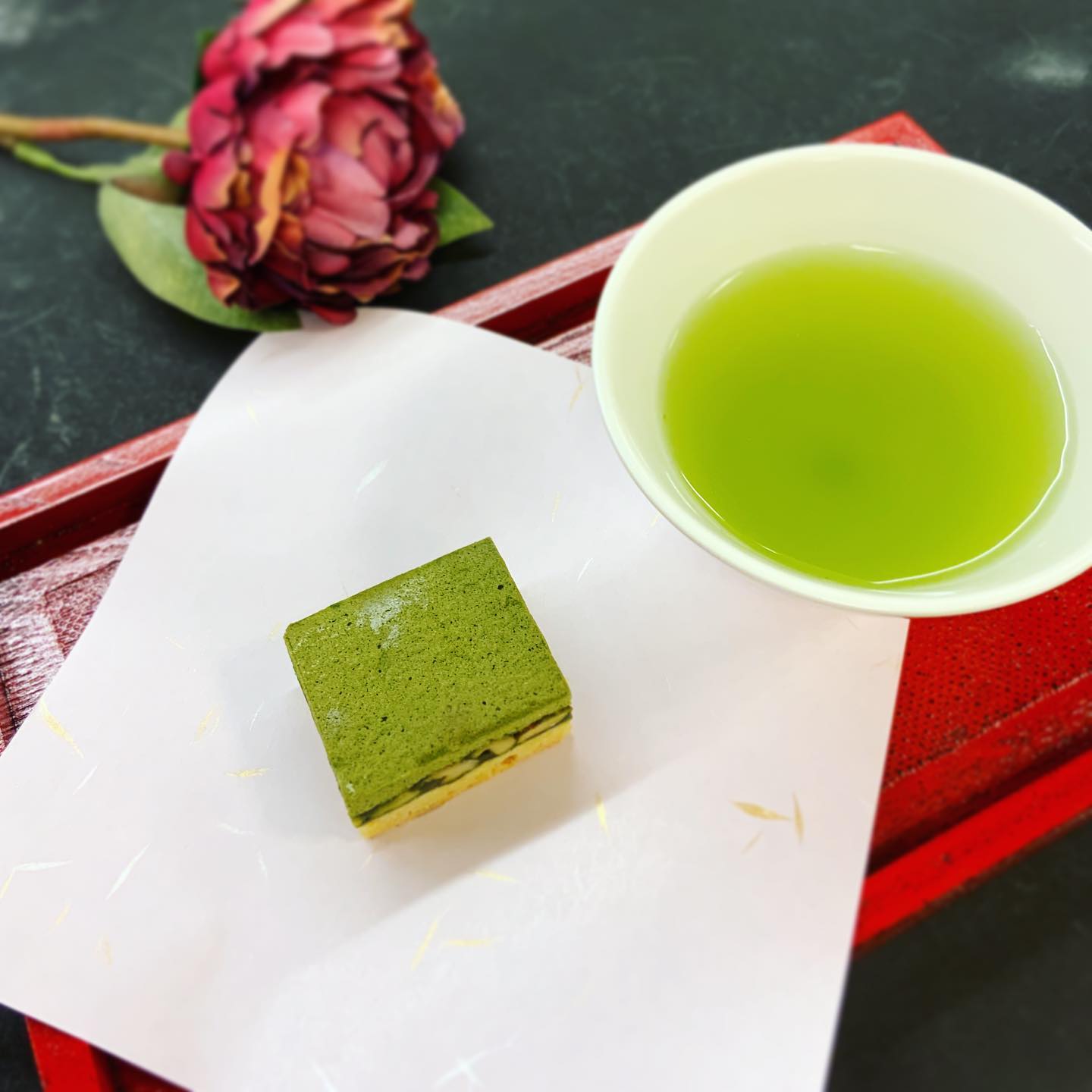 あっという間の11月になりました春芳茶園は今月もいろいろなお楽しみご用意しております今月の新商品お茶菓子『抹茶キャラメルさんど』4個入¥1280マカロン風の軽い食感の抹茶生地とサブレで、くるみたっぷりの抹茶キャラメルをサンドしたお菓子です小さいけど食べ応え十分です♫秋の夜長に、読書のお供にピッタリのお菓子ですそして今月も★・・・★・・・★・・・★インスタライブのお知らせ日時：11月18日20時〜美味しい情報と冬のお知らせ盛りだくさんでお伝えさせていただきますコメントなどもお待ちしております︎ぜひ、皆様ご参加ください★・・・★・・・★・・・★