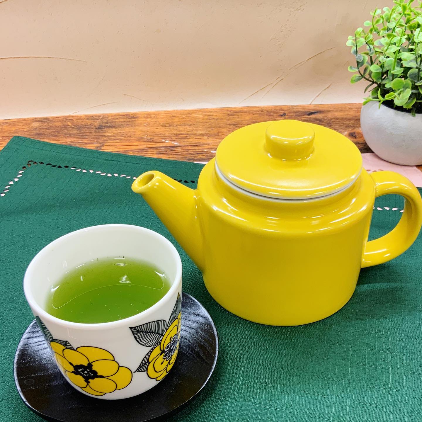 今日は立冬だそうで・・・️いよいよ寒い冬がやって来ます。ということで、ますます温かいお茶が美味しくなりますちょっと気分を変えて、ビタミンカラーの急須ポットでお茶はいかがでしょうか見ているだけでも暖かくて元気になれそうです️テーブルには華やかさを、心にはお茶で癒しを★・・・★・・・★・・・★インスタライブのお知らせ日時：11月18日20時〜今回も美味しい情報と冬のお知らせ盛りだくさんでお伝えさせていただきますコメントなどもお待ちしております︎ぜひ、皆様ご覧ください★・・・★・・・★・・・★