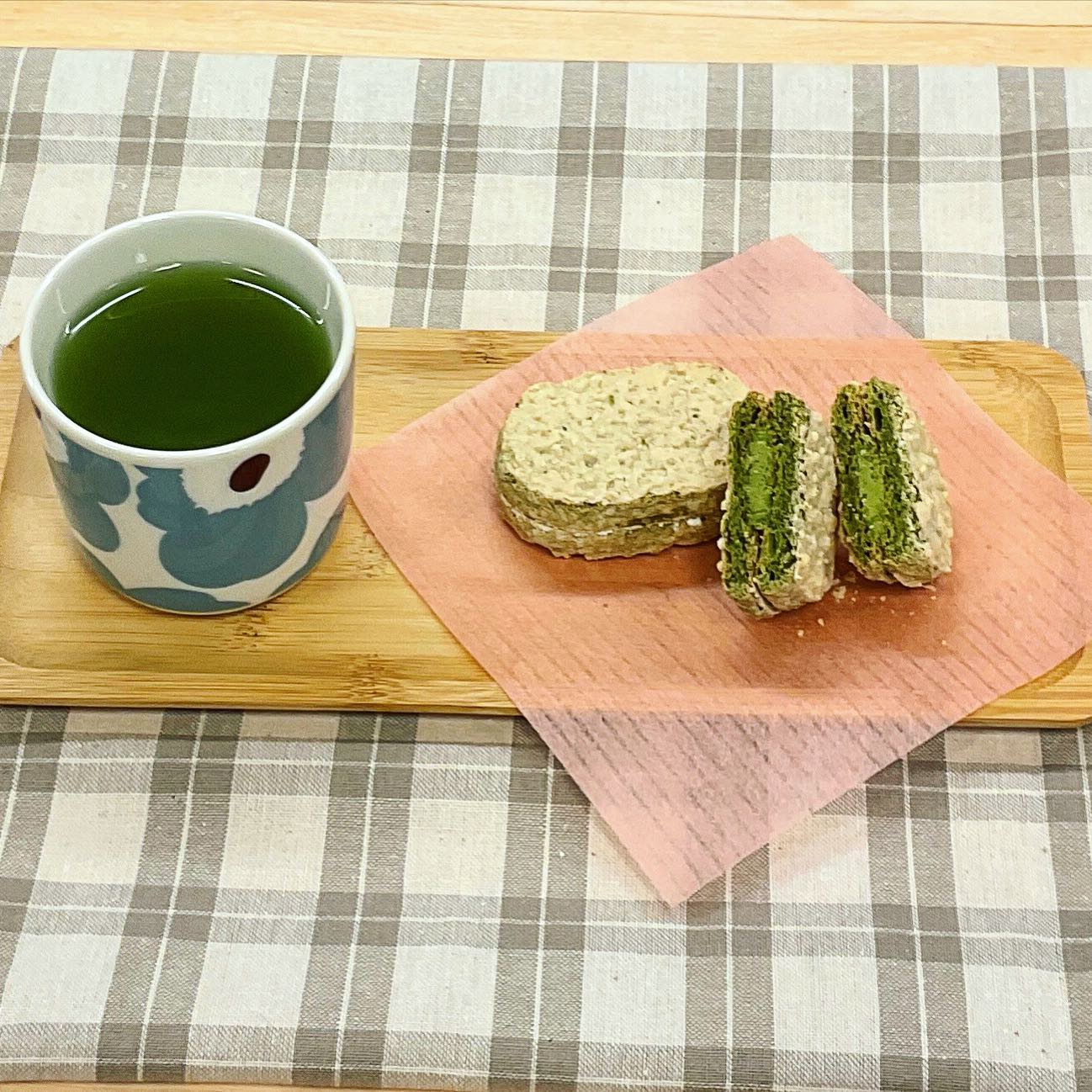 今日は月曜日。1週間の始まりです。すっかり寒さも戻りまして、美味しいお茶とおやつでゆっくりティータイム今日のおともは『茶々ダックワーズ』お茶のクリームたっぷりの、米粉を使った外はさっくり中はもっちりの焼き菓子です。春芳茶園では、今週金曜日18日20時からはインスタライブもございますぜひ、皆様お時間ありましたらご覧くださいコメントなどもお待ちしております